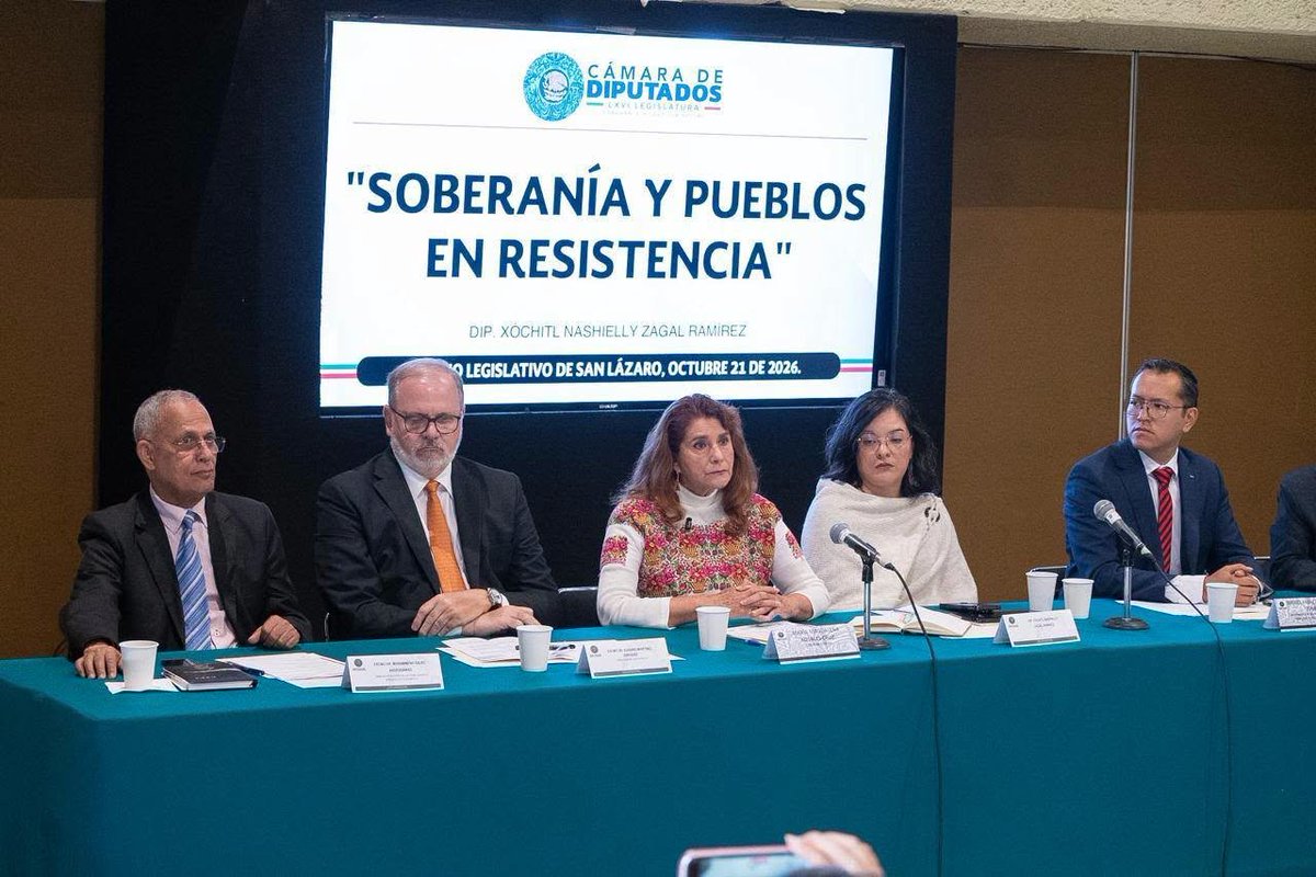 EmbaCuMex's tweet photo. 📢🇨🇺Palabras de Eugenio Martínez Enríquez, Embajador de Cuba en México en el conversatorio internacional celebrado en el Congreso de Diputados de México "Soberanía y pueblos en resistencia" donde desarrolló el tema: "La soberanía en peligro y un escudo de inseguridad".

Estimadas diputadas, estimados diputados, miembros del cuerpo diplomático que nos acompañan, en especial a las diputadas Xóchilt y Magdalena por este evento tan pertinente porque la soberanía está en peligro y denunciar ese peligro es muy pertinente.

Gracias a la diputada Dolores Padierna, por rechazar el circo miamense, que intenta detener el General de Ejército Raúl Castro Ruz. La última prisión a la que fue sometida el General de Ejército Raúl Castro Ruz fue la de la dictadura sangrienta y cruel, y fue suficiente para que junto a Fidel y al pueblo cubano, sometiera a esa dictadura y liberara al pueblo cubano aún en contra de la voluntad de Estados Unidos. Así que ni se imaginen que un segundo de su vida estará Raúl en una prisión de los Estados Unidos. Antes tendrán que aniquilar a un pueblo completo.
 
Aprovecho el candor de los promotores de la intervención en Nuestra América para iniciar mis palabras.
El 7 de marzo de 2026 la Secretaria de Seguridad Nacional dijo y cito, uno:
“El primer objetivo no solo será la soberanía, sino también el control de la migración, y trabajaremos por la prosperidad económica. Tendremos que hacer y… haremos retroceder estas influencias extranjeras perjudiciales que han entrado en muchos de nuestros negocios, nuestras tecnologías, y que hemos visto infiltrarse en diferentes áreas de nuestra forma de vida.

También mantendremos a raya a nuestros adversarios. Queremos asegurarnos de que esos adversarios que desean cambiar nuestra forma de vida y nuestros valores, que se encuentran fuera de nuestro hemisferio, sigan fuera de él y centrarnos en construir alianzas entre nosotros y nuestras fortalezas”.

Hace apenas unas semanas el Presidente de Estados Unidos dijo en la Asamblea General de la Organización de Naciones dijo:

“Estados Unidos ya no permitirá que las amenazas contra América ganen terreno en ningún lugar del hemisferio occidental. Y, de ser necesario, utilizaremos nuestro poderío militar sin igual para asegurar los vitales intereses nacionales de Estados Unidos”.

Así crearon el llamado "Escudo de las Américas" que es un “Escudo de Inseguridad” porque:

1.    Pone en riesgo la independencia, la seguridad, la paz y la estabilidad de América Latina y el Caribe.
2.    Es un atentado contra la Proclama de América Latina y el Caribe como zona de paz con a la cual nos comprometimos todos los países de Nuestra América en La Habana en enero de 2014. 
3.    Es un ataque a las aspiraciones de integración regional.
4.    Es una muestra de subordinación ante los intereses de EEUU bajo los preceptos de la Doctrina Monroe.
5.    Compromete a los firmantes a aceptar el uso letal de la fuerza militar estadounidense para resolver problemas internos.
6.    Busca obligar a los países que se le unen a aceptar una mayor subordinación a Washington, lo que significa un claro y peligroso retroceso en el proceso independentista de la región.

O sea, “esos” que quieren cambiar nuestros valores, que están fuera de nuestro hemisferio. Vaya, parece cuando escucha esto que estamos ante un guion de un dibujo animado. Parece mentira que alguien maduro o intelectualmente preparado, pueda creer esto, que hay actores internacionales fuera del hemisferio que quieren cambiar los valores del hemisferio.

¿Qué valores nos unen con Estados Unidos? Recuerden el concepto de José Martí: “Nuestra América” para diferenciarnos de aquella otra América. ¿Nos unen los valores de la codicia y del expansiones? Esos son los valores doctrinarios de Estados Unidos. Dice “queremos que nuestro hemisferio sea más seguro y más soberano”. ¿Verdad?
¿Cómo pueden hablar de que el hemisferio es más soberano cuando la única potencia que ha violado la soberanía del continente en los últimos años es Estados Unidos? ¿No sé cuántos años ninguna capital de Sudamerica ha sido invadida por una tormenta de helicópteros? ¿Cómo tienen la vergüenza de usar ese término que van a ser más soberanos nuestros países porque ellos pueden invadir a nuestros países?
No entiendo si es que vamos a ser más soberanos y el primer objetivo de ese “Escudo de las Américas” no solo será la soberanía, sino también el control de la migración. El control de la migración quiere decir la discriminación de nuestros nacionales y añade que “trabajaremos por la prosperidad económica”. ¿Qué es la prosperidad económica? Aplicarle aranceles a las exportaciones, iba a decir de nuestros países, pero no aplica para Cuba, porque no podemos exportar nada a Estados Unidos, a vuestras exportaciones.
Nuestras tecnologías no son nuestras, son las de ellos que están diciendo que quieren evitar que otras mucho más avanzadas que la de Estados Unidos, mejores posicionadas, con más calidad, no penetren, porque quieren controlar nuestros recursos. Quieren que sean sus empresas las que, a fuerza militar, mantengan en nuestro continente y han hecho una verdadera cacería en los gobiernos de la región para evitar que tecnología de otras potencias se usen sean de otros países y no de Estados Unidos.
¿Por qué? Porque quieren controlar las tecnologías que nosotros usamos, ni siquiera que la controlen nuestros gobiernos.
La fragilidad que tiene nuestra América es el expansionismo de Estados Unidos. Que este sea un hemisferio mejor y más seguro compite con las operaciones de la CIA y de la DEA; con los asesinatos o pulverización que hace EEUU de más de 200 personas que todavía no conocemos cómo se llama. ¿Cómo podemos ser más prósperos si imponen aranceles o amenazan con aranceles y controlar tus vías transoceánicas, tus puertos, recursos naturales, aeropuertos? ¿Cómo puede ser más libre cuando se nos impone con qué país relacionarnos? ¿Cómo puede ser más libre un continente que Estados Unidos le imponga qué tecnología adquirir o qué valores tener?  ¿No podemos utilizar los valores que queramos? Una supuesta frontera segura que lo único que hace es asesinar o discriminar a nacionales de nuestros países, que por cierto contribuyen mucho al Producto Interno Bruto de los Estados Unidos.

No existe en ninguna norma del Derecho internacional que de esta potestad que está usando el Escudo de las Américas. La soberanía es un principio del Derecho internacional. Entre los principios y propósitos de la Carta de las Naciones Unidas que tantos países firmaron incluyendo a Estados Unidos, declara expresamente las naciones tienen igualdad soberana. No nos pueden imponer con quién tener relaciones. Puede gustarle o no, pero no se puede basar en la idea de que vamos a contrarrestar la relación que tú tengas con un para sancionarte de esa manera.

El apetito insaciable del imperialismo yanqui es controlar nuestros recursos, puertos, canales, aeropuertos y otros recursos naturales.

En cuanto a Cuba, nunca Estados Unidos en su relación había llegado al punto que ha llegado: amenazar a terceros países con aranceles o con otro tipo de represalias porque vendan cualquier tipo de combustibles con aq Cuba.

Esta irracional, ilegal e ilegítima política que la Corte Suprema de Estados Unidos, conservadora por cierto, le dijo al presidente Trump que no era propio ni legal imponer aranceles, mediante ese decreto del 29 de enero.

Sin embargo, Estados Unidos reaccionó: "no aplicaré aranceles, pero debido a que Cuba es supuestamente una amenaza inusual y extraordinaria a la política exterior y a la seguridad nacional de Estados Unidos, impondré otras represalias a quien se atreva a comerciar o suministrar a Cuba cualquier tipo de combustible”.

Cuba rompió el axioma que Estados Unidos tenía para América Latina y el Caribe: “la soberanía de nuestros países estaba limitada por los intereses de Estados Unidos”.

Cuba ejerce plenamente nuestra soberanía. Pero Estados Unidos está interponiendo sus intereses, en las relaciones con terceros países en función de sus intereses sobre Cuba.

Aplica “sanciones secundarias”, mediante las cuales una empresa, una entidad que no sea cubana o de Estados Unidos, que tenga relaciones con Cuba y que en Estados Unidos esa empresa tenga un interés, se le aplicarán sanciones a discreción del secretario de Estado y del Tesoro.

Quieren desconectar a Cuba de la economía internacional. Nos incluir en la Lista de Estados que Patrocinan el Terrorismo, a Cuba el país donde se firmó el Acuerdo Final de Paz entre el Gobierno Nacional de Colombia y el grupo rebelde colombiano FARC-EP; al país donde por primera vez se firmó y se prorrogó un acuerdo del cese al fuego entre otro grupo armado colombiano, Ejército de Liberación Nacional y el Gobierno Nacional de Colombia; al país donde por primera vez en mil años se reunieron el Papa  y el Patriarca de la Iglesia Ortodoxa Rusa.

¿Cómo se sentirá esa gente que saben que las medidas que están tomando son igual a que haya decenas de muertos en Cuba?

Lo que Estados Unidos está haciendo en Cuba es un verdadero crimen internacional.

Hemos visto en México expresiones de solidaridad con Cuba y de indignación por lo que se hace contra nuestro pueblo. Y sabemos que cuando defienden a Cuba, también defienden a ustedes mismos. El peligro de que nuestras soberanías sean mutiladas, limitadas, violadas es real.

Esta etapa de las relaciones internacionales, tan difícil y de barbarie debemos enfrentarla como el genocidio en Gaza, como la persecución y secuestro de líderes legítimos; como la intromisión en los asuntos internos de los países sin embargo, sin embargo, todavía nos quedan capítulos por vivir y nos queda la resistencia de los pueblos.

Muchas gracias.

#CubaNoEsUnaAmenaza