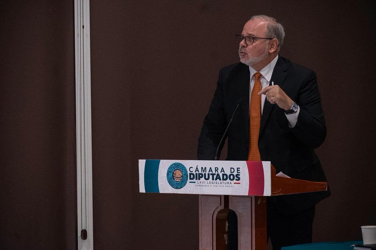 EmbaCuMex's tweet photo. 📢🇨🇺Palabras de Eugenio Martínez Enríquez, Embajador de Cuba en México en el conversatorio internacional celebrado en el Congreso de Diputados de México "Soberanía y pueblos en resistencia" donde desarrolló el tema: "La soberanía en peligro y un escudo de inseguridad".

Estimadas diputadas, estimados diputados, miembros del cuerpo diplomático que nos acompañan, en especial a las diputadas Xóchilt y Magdalena por este evento tan pertinente porque la soberanía está en peligro y denunciar ese peligro es muy pertinente.

Gracias a la diputada Dolores Padierna, por rechazar el circo miamense, que intenta detener el General de Ejército Raúl Castro Ruz. La última prisión a la que fue sometida el General de Ejército Raúl Castro Ruz fue la de la dictadura sangrienta y cruel, y fue suficiente para que junto a Fidel y al pueblo cubano, sometiera a esa dictadura y liberara al pueblo cubano aún en contra de la voluntad de Estados Unidos. Así que ni se imaginen que un segundo de su vida estará Raúl en una prisión de los Estados Unidos. Antes tendrán que aniquilar a un pueblo completo.
 
Aprovecho el candor de los promotores de la intervención en Nuestra América para iniciar mis palabras.
El 7 de marzo de 2026 la Secretaria de Seguridad Nacional dijo y cito, uno:
“El primer objetivo no solo será la soberanía, sino también el control de la migración, y trabajaremos por la prosperidad económica. Tendremos que hacer y… haremos retroceder estas influencias extranjeras perjudiciales que han entrado en muchos de nuestros negocios, nuestras tecnologías, y que hemos visto infiltrarse en diferentes áreas de nuestra forma de vida.

También mantendremos a raya a nuestros adversarios. Queremos asegurarnos de que esos adversarios que desean cambiar nuestra forma de vida y nuestros valores, que se encuentran fuera de nuestro hemisferio, sigan fuera de él y centrarnos en construir alianzas entre nosotros y nuestras fortalezas”.

Hace apenas unas semanas el Presidente de Estados Unidos dijo en la Asamblea General de la Organización de Naciones dijo:

“Estados Unidos ya no permitirá que las amenazas contra América ganen terreno en ningún lugar del hemisferio occidental. Y, de ser necesario, utilizaremos nuestro poderío militar sin igual para asegurar los vitales intereses nacionales de Estados Unidos”.

Así crearon el llamado "Escudo de las Américas" que es un “Escudo de Inseguridad” porque:

1.    Pone en riesgo la independencia, la seguridad, la paz y la estabilidad de América Latina y el Caribe.
2.    Es un atentado contra la Proclama de América Latina y el Caribe como zona de paz con a la cual nos comprometimos todos los países de Nuestra América en La Habana en enero de 2014. 
3.    Es un ataque a las aspiraciones de integración regional.
4.    Es una muestra de subordinación ante los intereses de EEUU bajo los preceptos de la Doctrina Monroe.
5.    Compromete a los firmantes a aceptar el uso letal de la fuerza militar estadounidense para resolver problemas internos.
6.    Busca obligar a los países que se le unen a aceptar una mayor subordinación a Washington, lo que significa un claro y peligroso retroceso en el proceso independentista de la región.

O sea, “esos” que quieren cambiar nuestros valores, que están fuera de nuestro hemisferio. Vaya, parece cuando escucha esto que estamos ante un guion de un dibujo animado. Parece mentira que alguien maduro o intelectualmente preparado, pueda creer esto, que hay actores internacionales fuera del hemisferio que quieren cambiar los valores del hemisferio.

¿Qué valores nos unen con Estados Unidos? Recuerden el concepto de José Martí: “Nuestra América” para diferenciarnos de aquella otra América. ¿Nos unen los valores de la codicia y del expansiones? Esos son los valores doctrinarios de Estados Unidos. Dice “queremos que nuestro hemisferio sea más seguro y más soberano”. ¿Verdad?
¿Cómo pueden hablar de que el hemisferio es más soberano cuando la única potencia que ha violado la soberanía del continente en los últimos años es Estados Unidos? ¿No sé cuántos años ninguna capital de Sudamerica ha sido invadida por una tormenta de helicópteros? ¿Cómo tienen la vergüenza de usar ese término que van a ser más soberanos nuestros países porque ellos pueden invadir a nuestros países?
No entiendo si es que vamos a ser más soberanos y el primer objetivo de ese “Escudo de las Américas” no solo será la soberanía, sino también el control de la migración. El control de la migración quiere decir la discriminación de nuestros nacionales y añade que “trabajaremos por la prosperidad económica”. ¿Qué es la prosperidad económica? Aplicarle aranceles a las exportaciones, iba a decir de nuestros países, pero no aplica para Cuba, porque no podemos exportar nada a Estados Unidos, a vuestras exportaciones.
Nuestras tecnologías no son nuestras, son las de ellos que están diciendo que quieren evitar que otras mucho más avanzadas que la de Estados Unidos, mejores posicionadas, con más calidad, no penetren, porque quieren controlar nuestros recursos. Quieren que sean sus empresas las que, a fuerza militar, mantengan en nuestro continente y han hecho una verdadera cacería en los gobiernos de la región para evitar que tecnología de otras potencias se usen sean de otros países y no de Estados Unidos.
¿Por qué? Porque quieren controlar las tecnologías que nosotros usamos, ni siquiera que la controlen nuestros gobiernos.
La fragilidad que tiene nuestra América es el expansionismo de Estados Unidos. Que este sea un hemisferio mejor y más seguro compite con las operaciones de la CIA y de la DEA; con los asesinatos o pulverización que hace EEUU de más de 200 personas que todavía no conocemos cómo se llama. ¿Cómo podemos ser más prósperos si imponen aranceles o amenazan con aranceles y controlar tus vías transoceánicas, tus puertos, recursos naturales, aeropuertos? ¿Cómo puede ser más libre cuando se nos impone con qué país relacionarnos? ¿Cómo puede ser más libre un continente que Estados Unidos le imponga qué tecnología adquirir o qué valores tener?  ¿No podemos utilizar los valores que queramos? Una supuesta frontera segura que lo único que hace es asesinar o discriminar a nacionales de nuestros países, que por cierto contribuyen mucho al Producto Interno Bruto de los Estados Unidos.

No existe en ninguna norma del Derecho internacional que de esta potestad que está usando el Escudo de las Américas. La soberanía es un principio del Derecho internacional. Entre los principios y propósitos de la Carta de las Naciones Unidas que tantos países firmaron incluyendo a Estados Unidos, declara expresamente las naciones tienen igualdad soberana. No nos pueden imponer con quién tener relaciones. Puede gustarle o no, pero no se puede basar en la idea de que vamos a contrarrestar la relación que tú tengas con un para sancionarte de esa manera.

El apetito insaciable del imperialismo yanqui es controlar nuestros recursos, puertos, canales, aeropuertos y otros recursos naturales.

En cuanto a Cuba, nunca Estados Unidos en su relación había llegado al punto que ha llegado: amenazar a terceros países con aranceles o con otro tipo de represalias porque vendan cualquier tipo de combustibles con aq Cuba.

Esta irracional, ilegal e ilegítima política que la Corte Suprema de Estados Unidos, conservadora por cierto, le dijo al presidente Trump que no era propio ni legal imponer aranceles, mediante ese decreto del 29 de enero.

Sin embargo, Estados Unidos reaccionó: "no aplicaré aranceles, pero debido a que Cuba es supuestamente una amenaza inusual y extraordinaria a la política exterior y a la seguridad nacional de Estados Unidos, impondré otras represalias a quien se atreva a comerciar o suministrar a Cuba cualquier tipo de combustible”.

Cuba rompió el axioma que Estados Unidos tenía para América Latina y el Caribe: “la soberanía de nuestros países estaba limitada por los intereses de Estados Unidos”.

Cuba ejerce plenamente nuestra soberanía. Pero Estados Unidos está interponiendo sus intereses, en las relaciones con terceros países en función de sus intereses sobre Cuba.

Aplica “sanciones secundarias”, mediante las cuales una empresa, una entidad que no sea cubana o de Estados Unidos, que tenga relaciones con Cuba y que en Estados Unidos esa empresa tenga un interés, se le aplicarán sanciones a discreción del secretario de Estado y del Tesoro.

Quieren desconectar a Cuba de la economía internacional. Nos incluir en la Lista de Estados que Patrocinan el Terrorismo, a Cuba el país donde se firmó el Acuerdo Final de Paz entre el Gobierno Nacional de Colombia y el grupo rebelde colombiano FARC-EP; al país donde por primera vez se firmó y se prorrogó un acuerdo del cese al fuego entre otro grupo armado colombiano, Ejército de Liberación Nacional y el Gobierno Nacional de Colombia; al país donde por primera vez en mil años se reunieron el Papa  y el Patriarca de la Iglesia Ortodoxa Rusa.

¿Cómo se sentirá esa gente que saben que las medidas que están tomando son igual a que haya decenas de muertos en Cuba?

Lo que Estados Unidos está haciendo en Cuba es un verdadero crimen internacional.

Hemos visto en México expresiones de solidaridad con Cuba y de indignación por lo que se hace contra nuestro pueblo. Y sabemos que cuando defienden a Cuba, también defienden a ustedes mismos. El peligro de que nuestras soberanías sean mutiladas, limitadas, violadas es real.

Esta etapa de las relaciones internacionales, tan difícil y de barbarie debemos enfrentarla como el genocidio en Gaza, como la persecución y secuestro de líderes legítimos; como la intromisión en los asuntos internos de los países sin embargo, sin embargo, todavía nos quedan capítulos por vivir y nos queda la resistencia de los pueblos.

Muchas gracias.

#CubaNoEsUnaAmenaza