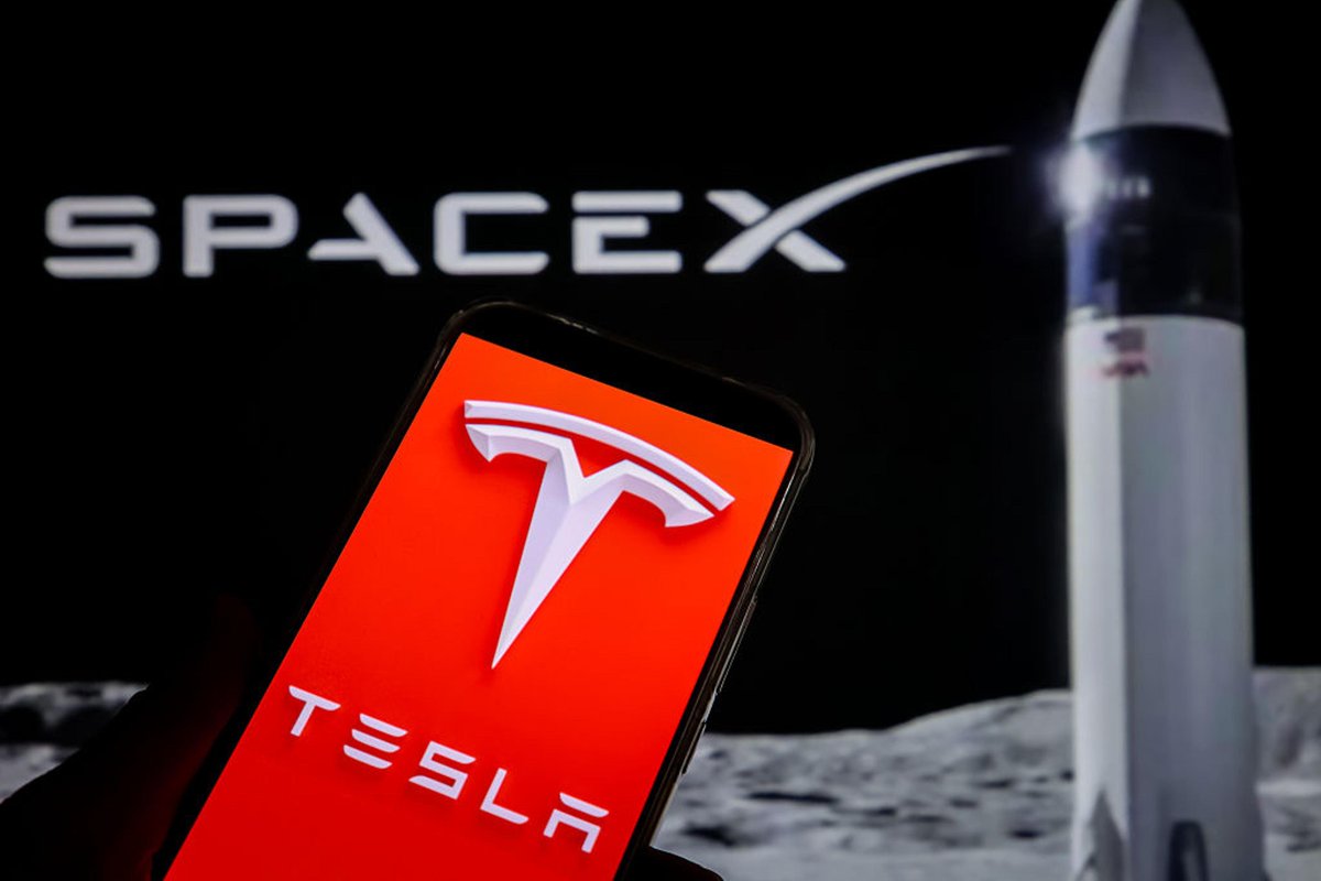 tradingawayJBA's tweet photo. A combination between SpaceX &amp; Tesla would be the largest corporate transaction ever attempted, and now has Elon Musk's public endorsement.

Such a transaction would likely be announced by the first half of 2027, and look to close with the current administration still in office. https://t.co/kLTOmwHObc