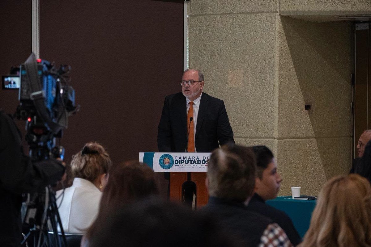 EmbaCuMex's tweet photo. 📢🇨🇺Palabras de Eugenio Martínez Enríquez, Embajador de Cuba en México en el conversatorio internacional celebrado en el Congreso de Diputados de México "Soberanía y pueblos en resistencia" donde desarrolló el tema: "La soberanía en peligro y un escudo de inseguridad".

Estimadas diputadas, estimados diputados, miembros del cuerpo diplomático que nos acompañan, en especial a las diputadas Xóchilt y Magdalena por este evento tan pertinente porque la soberanía está en peligro y denunciar ese peligro es muy pertinente.

Gracias a la diputada Dolores Padierna, por rechazar el circo miamense, que intenta detener el General de Ejército Raúl Castro Ruz. La última prisión a la que fue sometida el General de Ejército Raúl Castro Ruz fue la de la dictadura sangrienta y cruel, y fue suficiente para que junto a Fidel y al pueblo cubano, sometiera a esa dictadura y liberara al pueblo cubano aún en contra de la voluntad de Estados Unidos. Así que ni se imaginen que un segundo de su vida estará Raúl en una prisión de los Estados Unidos. Antes tendrán que aniquilar a un pueblo completo.
 
Aprovecho el candor de los promotores de la intervención en Nuestra América para iniciar mis palabras.
El 7 de marzo de 2026 la Secretaria de Seguridad Nacional dijo y cito, uno:
“El primer objetivo no solo será la soberanía, sino también el control de la migración, y trabajaremos por la prosperidad económica. Tendremos que hacer y… haremos retroceder estas influencias extranjeras perjudiciales que han entrado en muchos de nuestros negocios, nuestras tecnologías, y que hemos visto infiltrarse en diferentes áreas de nuestra forma de vida.

También mantendremos a raya a nuestros adversarios. Queremos asegurarnos de que esos adversarios que desean cambiar nuestra forma de vida y nuestros valores, que se encuentran fuera de nuestro hemisferio, sigan fuera de él y centrarnos en construir alianzas entre nosotros y nuestras fortalezas”.

Hace apenas unas semanas el Presidente de Estados Unidos dijo en la Asamblea General de la Organización de Naciones dijo:

“Estados Unidos ya no permitirá que las amenazas contra América ganen terreno en ningún lugar del hemisferio occidental. Y, de ser necesario, utilizaremos nuestro poderío militar sin igual para asegurar los vitales intereses nacionales de Estados Unidos”.

Así crearon el llamado "Escudo de las Américas" que es un “Escudo de Inseguridad” porque:

1.    Pone en riesgo la independencia, la seguridad, la paz y la estabilidad de América Latina y el Caribe.
2.    Es un atentado contra la Proclama de América Latina y el Caribe como zona de paz con a la cual nos comprometimos todos los países de Nuestra América en La Habana en enero de 2014. 
3.    Es un ataque a las aspiraciones de integración regional.
4.    Es una muestra de subordinación ante los intereses de EEUU bajo los preceptos de la Doctrina Monroe.
5.    Compromete a los firmantes a aceptar el uso letal de la fuerza militar estadounidense para resolver problemas internos.
6.    Busca obligar a los países que se le unen a aceptar una mayor subordinación a Washington, lo que significa un claro y peligroso retroceso en el proceso independentista de la región.

O sea, “esos” que quieren cambiar nuestros valores, que están fuera de nuestro hemisferio. Vaya, parece cuando escucha esto que estamos ante un guion de un dibujo animado. Parece mentira que alguien maduro o intelectualmente preparado, pueda creer esto, que hay actores internacionales fuera del hemisferio que quieren cambiar los valores del hemisferio.

¿Qué valores nos unen con Estados Unidos? Recuerden el concepto de José Martí: “Nuestra América” para diferenciarnos de aquella otra América. ¿Nos unen los valores de la codicia y del expansiones? Esos son los valores doctrinarios de Estados Unidos. Dice “queremos que nuestro hemisferio sea más seguro y más soberano”. ¿Verdad?
¿Cómo pueden hablar de que el hemisferio es más soberano cuando la única potencia que ha violado la soberanía del continente en los últimos años es Estados Unidos? ¿No sé cuántos años ninguna capital de Sudamerica ha sido invadida por una tormenta de helicópteros? ¿Cómo tienen la vergüenza de usar ese término que van a ser más soberanos nuestros países porque ellos pueden invadir a nuestros países?
No entiendo si es que vamos a ser más soberanos y el primer objetivo de ese “Escudo de las Américas” no solo será la soberanía, sino también el control de la migración. El control de la migración quiere decir la discriminación de nuestros nacionales y añade que “trabajaremos por la prosperidad económica”. ¿Qué es la prosperidad económica? Aplicarle aranceles a las exportaciones, iba a decir de nuestros países, pero no aplica para Cuba, porque no podemos exportar nada a Estados Unidos, a vuestras exportaciones.
Nuestras tecnologías no son nuestras, son las de ellos que están diciendo que quieren evitar que otras mucho más avanzadas que la de Estados Unidos, mejores posicionadas, con más calidad, no penetren, porque quieren controlar nuestros recursos. Quieren que sean sus empresas las que, a fuerza militar, mantengan en nuestro continente y han hecho una verdadera cacería en los gobiernos de la región para evitar que tecnología de otras potencias se usen sean de otros países y no de Estados Unidos.
¿Por qué? Porque quieren controlar las tecnologías que nosotros usamos, ni siquiera que la controlen nuestros gobiernos.
La fragilidad que tiene nuestra América es el expansionismo de Estados Unidos. Que este sea un hemisferio mejor y más seguro compite con las operaciones de la CIA y de la DEA; con los asesinatos o pulverización que hace EEUU de más de 200 personas que todavía no conocemos cómo se llama. ¿Cómo podemos ser más prósperos si imponen aranceles o amenazan con aranceles y controlar tus vías transoceánicas, tus puertos, recursos naturales, aeropuertos? ¿Cómo puede ser más libre cuando se nos impone con qué país relacionarnos? ¿Cómo puede ser más libre un continente que Estados Unidos le imponga qué tecnología adquirir o qué valores tener?  ¿No podemos utilizar los valores que queramos? Una supuesta frontera segura que lo único que hace es asesinar o discriminar a nacionales de nuestros países, que por cierto contribuyen mucho al Producto Interno Bruto de los Estados Unidos.

No existe en ninguna norma del Derecho internacional que de esta potestad que está usando el Escudo de las Américas. La soberanía es un principio del Derecho internacional. Entre los principios y propósitos de la Carta de las Naciones Unidas que tantos países firmaron incluyendo a Estados Unidos, declara expresamente las naciones tienen igualdad soberana. No nos pueden imponer con quién tener relaciones. Puede gustarle o no, pero no se puede basar en la idea de que vamos a contrarrestar la relación que tú tengas con un para sancionarte de esa manera.

El apetito insaciable del imperialismo yanqui es controlar nuestros recursos, puertos, canales, aeropuertos y otros recursos naturales.

En cuanto a Cuba, nunca Estados Unidos en su relación había llegado al punto que ha llegado: amenazar a terceros países con aranceles o con otro tipo de represalias porque vendan cualquier tipo de combustibles con aq Cuba.

Esta irracional, ilegal e ilegítima política que la Corte Suprema de Estados Unidos, conservadora por cierto, le dijo al presidente Trump que no era propio ni legal imponer aranceles, mediante ese decreto del 29 de enero.

Sin embargo, Estados Unidos reaccionó: "no aplicaré aranceles, pero debido a que Cuba es supuestamente una amenaza inusual y extraordinaria a la política exterior y a la seguridad nacional de Estados Unidos, impondré otras represalias a quien se atreva a comerciar o suministrar a Cuba cualquier tipo de combustible”.

Cuba rompió el axioma que Estados Unidos tenía para América Latina y el Caribe: “la soberanía de nuestros países estaba limitada por los intereses de Estados Unidos”.

Cuba ejerce plenamente nuestra soberanía. Pero Estados Unidos está interponiendo sus intereses, en las relaciones con terceros países en función de sus intereses sobre Cuba.

Aplica “sanciones secundarias”, mediante las cuales una empresa, una entidad que no sea cubana o de Estados Unidos, que tenga relaciones con Cuba y que en Estados Unidos esa empresa tenga un interés, se le aplicarán sanciones a discreción del secretario de Estado y del Tesoro.

Quieren desconectar a Cuba de la economía internacional. Nos incluir en la Lista de Estados que Patrocinan el Terrorismo, a Cuba el país donde se firmó el Acuerdo Final de Paz entre el Gobierno Nacional de Colombia y el grupo rebelde colombiano FARC-EP; al país donde por primera vez se firmó y se prorrogó un acuerdo del cese al fuego entre otro grupo armado colombiano, Ejército de Liberación Nacional y el Gobierno Nacional de Colombia; al país donde por primera vez en mil años se reunieron el Papa  y el Patriarca de la Iglesia Ortodoxa Rusa.

¿Cómo se sentirá esa gente que saben que las medidas que están tomando son igual a que haya decenas de muertos en Cuba?

Lo que Estados Unidos está haciendo en Cuba es un verdadero crimen internacional.

Hemos visto en México expresiones de solidaridad con Cuba y de indignación por lo que se hace contra nuestro pueblo. Y sabemos que cuando defienden a Cuba, también defienden a ustedes mismos. El peligro de que nuestras soberanías sean mutiladas, limitadas, violadas es real.

Esta etapa de las relaciones internacionales, tan difícil y de barbarie debemos enfrentarla como el genocidio en Gaza, como la persecución y secuestro de líderes legítimos; como la intromisión en los asuntos internos de los países sin embargo, sin embargo, todavía nos quedan capítulos por vivir y nos queda la resistencia de los pueblos.

Muchas gracias.

#CubaNoEsUnaAmenaza