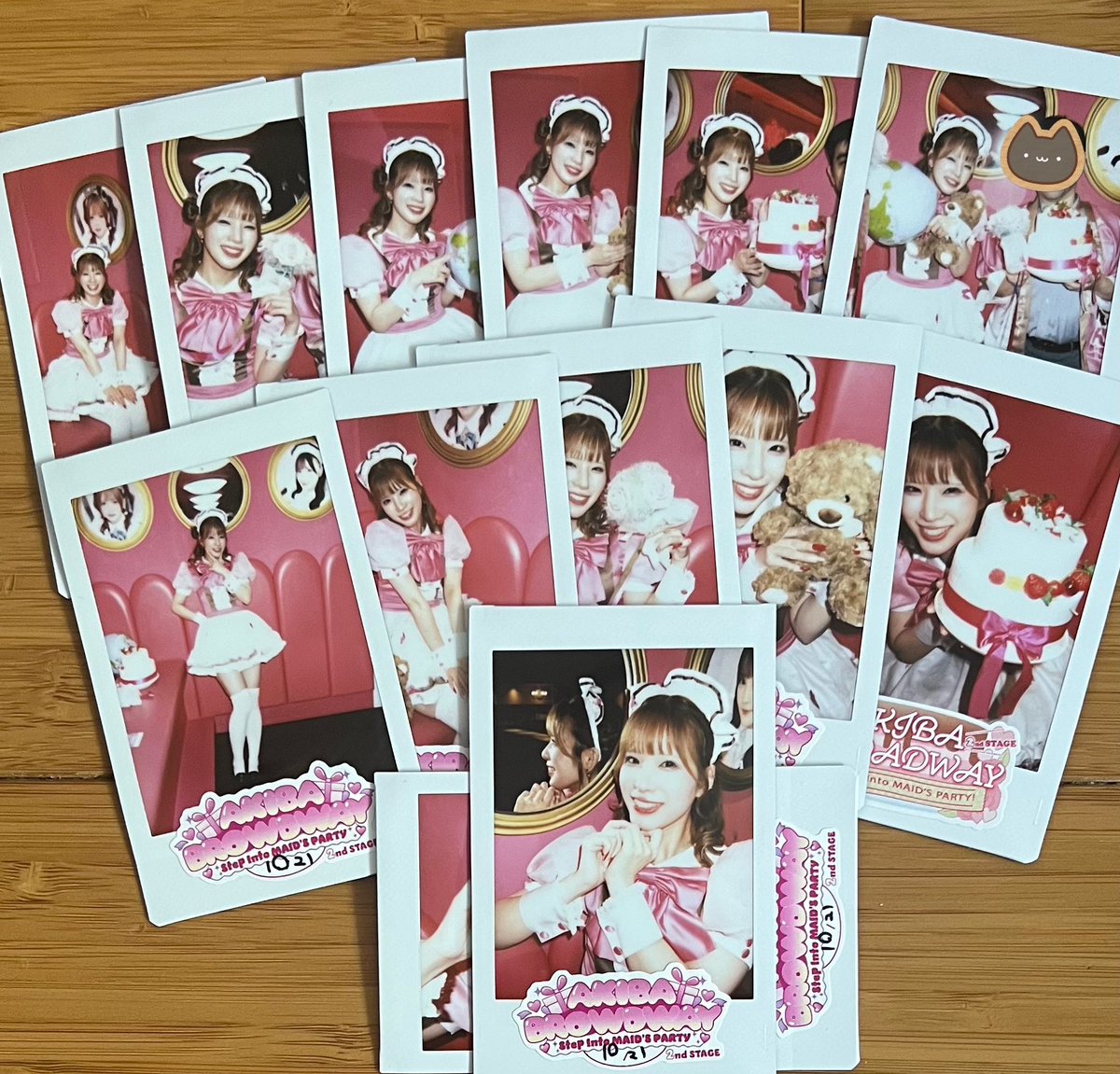 ikiru_imitte's tweet photo. Step into MAID'S PARTY
#AKIBABROADWAY チームA お屋敷公演2日目🎩🎀
今日はスタンディング
距離感、景色、感じる空気…先週と全部違って面白かった✨
ぽぽんとのチェキ撮影 #アキブロ なのにお屋敷のソファーで撮ってるのが新鮮💛

hitomiさんの発表にビックリだけどこれからも1公演ずつ楽しみます😊 https://t.co/txgPfw0GIE