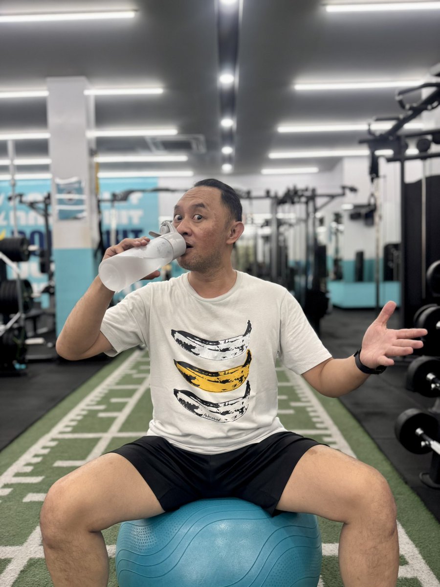RockNal's tweet photo. Gym pagi ini pake baju lukisan gambar pisangnya Andy Warhol.
Tahun 60an ada album yang covernya si pisang kuning ini. Albumnya ada yang bilang penting, tapi banyak juga yg bilang album aneh.
Vokalisnya sahabat Warhol, anak party New York saat itu. 

Ada yang tau band apa? https://t.co/z348UYvik2