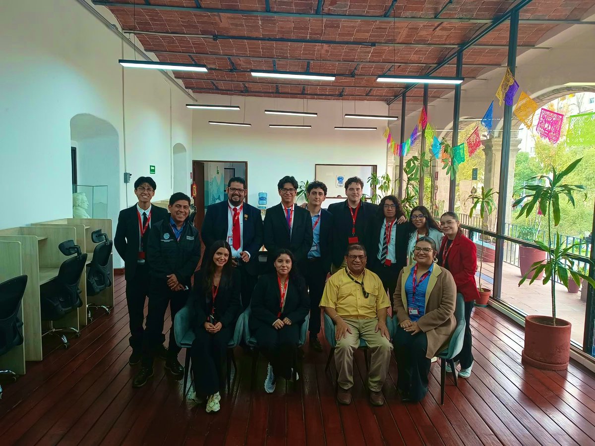 Acervo_SREmx's tweet photo. 📚✨ Hoy recibimos a 11 estudiantes de la Licenciatura en Relaciones Internacionales de la Universidad Iberoamericana Torreón, quienes junto a su profesor Alberto Vidaña recorrieron nuestro acervo histórico.¡Un gusto recibir a las nuevas generaciones! https://t.co/rJp4CFSejM