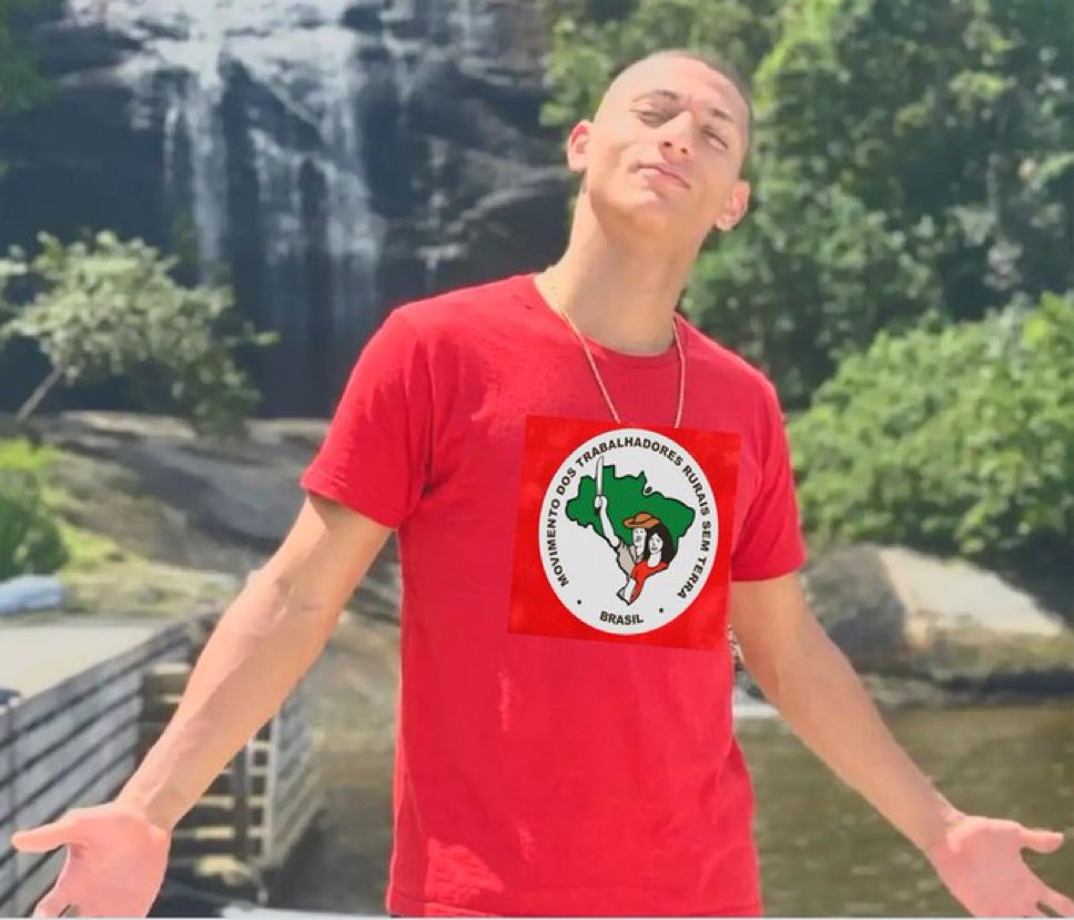 pedrocomentts's tweet photo. quando se sentir burro, lembra do richarlison que comprou uma ilha na mão de um invasor do mst 

kkkkkkkkkkkkkkkkkkkkkkkkkkkkkkkkk https://t.co/gqSsgwUDP0
