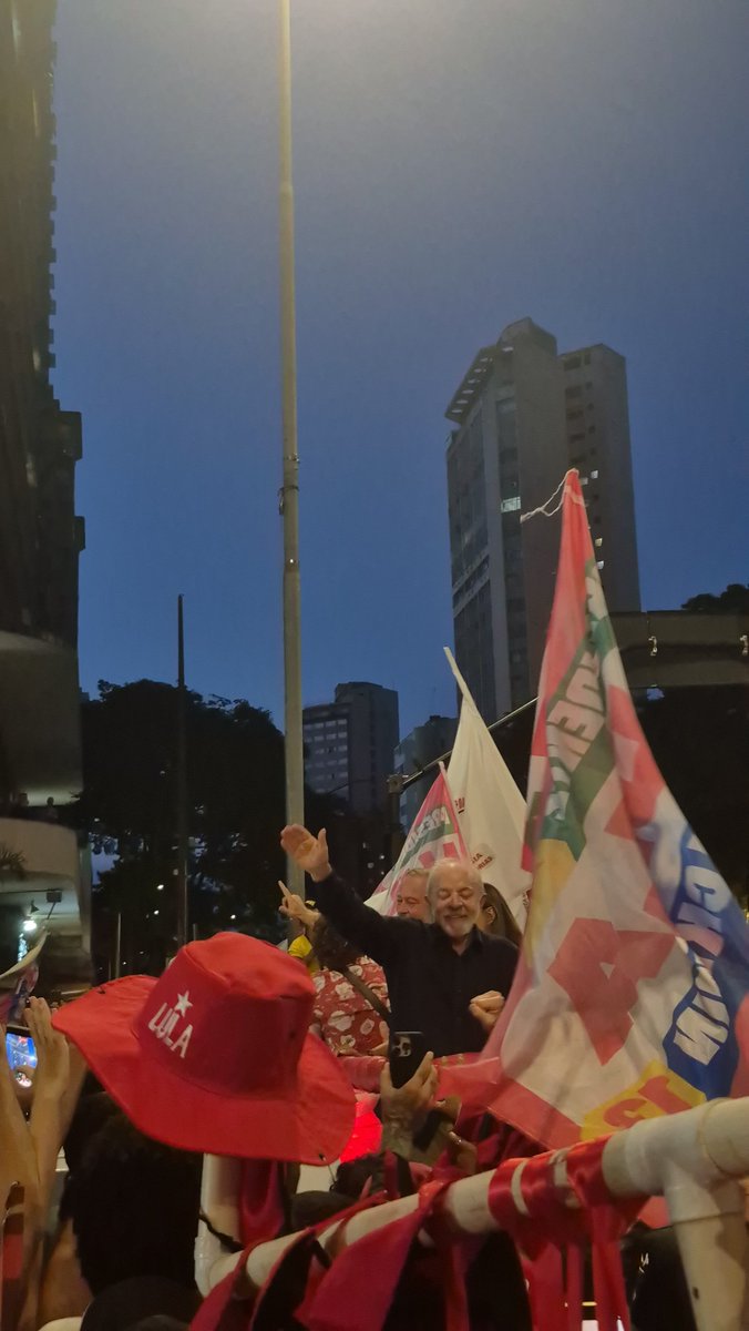 oldmari_'s tweet photo. Gente, a estrela brilhou pra mim!!!

Fui liberada pelos professores + cedo. E AINDA VI O PAPIII⭐♥️

#LulaEmBH https://t.co/Gpky95GYY9