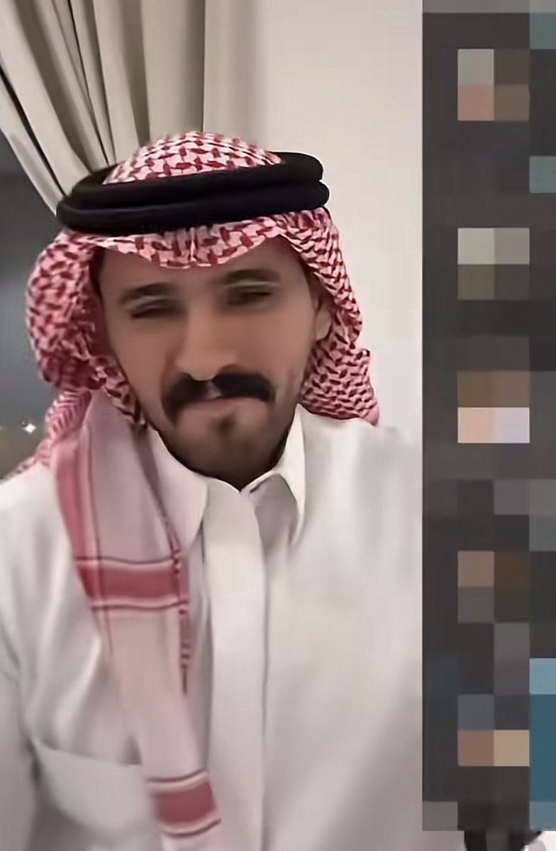 Bnt_alwaleed1's tweet photo. وضعه مزرري ناسي البنت معه بالسياره 😭😭

انتم بس اذا شفتوا المحامي ضحك هالضحكه اعرفوا ان السالفة جامده 😂😂 https://t.co/TAhDGRg646
