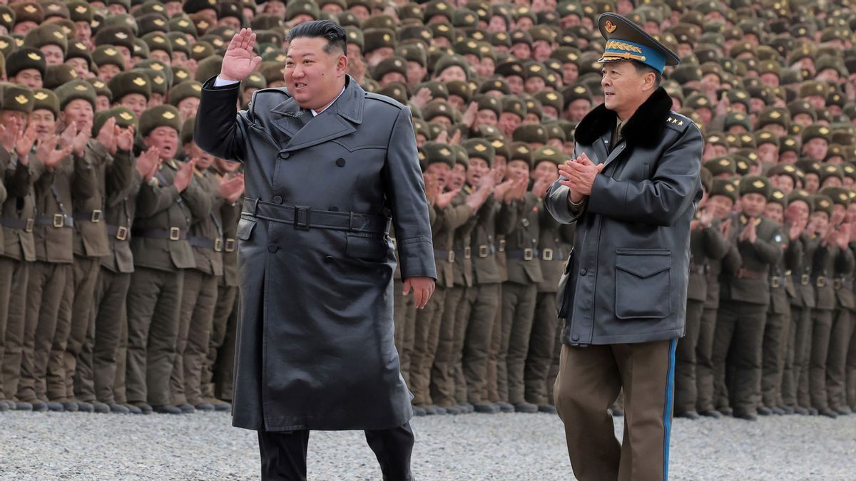 snopes's tweet photo. 1) Social media is buzzing with rumors that Kim Jong Un died after suffering a brain hemorrhage or myocarditis. But is there any evidence of the North Korean supreme leader's passing? https://t.co/2V2dsWzjKu