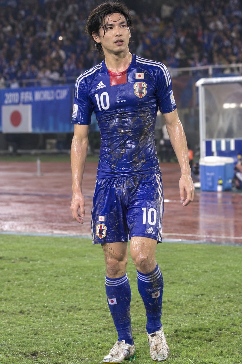 phpb623's tweet photo. この頃のユニが一番好き
復刻で今の日本代表イケメンにも着させたい
汗かいたらピチピチで体のラインが🤤
絞ったら💦が🤤 https://t.co/XSgrqAXmik