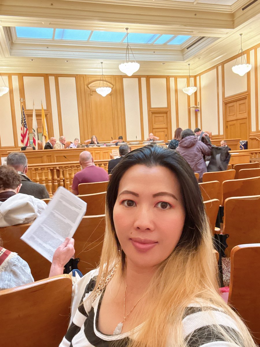 TangEstate's tweet photo. Attended the #SmallBusinessOwners hearing in the #cityhall building in San Francisco ! It felt a bit stuffy listening, so I wandered around and took care of a bunch of other things while I was there. I also joined the OnSiteVoting — no need to wait until the 3rd of next month, you can vote right now! Same old habit, #selfie  at such a beautiful place, then popped over to the farmers’ market across the street to buy some veggies and fruit.
参加 #小生意主 在城市大楼里的听证会，听着有点闷就到处去逛逛，顺便还办了许多事情哦，也参加 现场投票 了，不需要等到下月3号哦，现在就可以去投票啦！ 还是老习惯，拍照打卡 一下这么美的地方，顺便去对面的农贸市场 买菜 买水果  by #HellenTang ( https://t.co/XRgSOrC11X)