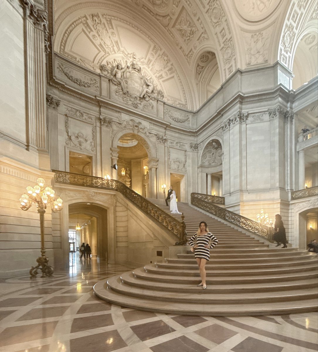 TangEstate's tweet photo. Attended the #SmallBusinessOwners hearing in the #cityhall building in San Francisco ! It felt a bit stuffy listening, so I wandered around and took care of a bunch of other things while I was there. I also joined the OnSiteVoting — no need to wait until the 3rd of next month, you can vote right now! Same old habit, #selfie  at such a beautiful place, then popped over to the farmers’ market across the street to buy some veggies and fruit.
参加 #小生意主 在城市大楼里的听证会，听着有点闷就到处去逛逛，顺便还办了许多事情哦，也参加 现场投票 了，不需要等到下月3号哦，现在就可以去投票啦！ 还是老习惯，拍照打卡 一下这么美的地方，顺便去对面的农贸市场 买菜 买水果  by #HellenTang ( https://t.co/XRgSOrC11X)