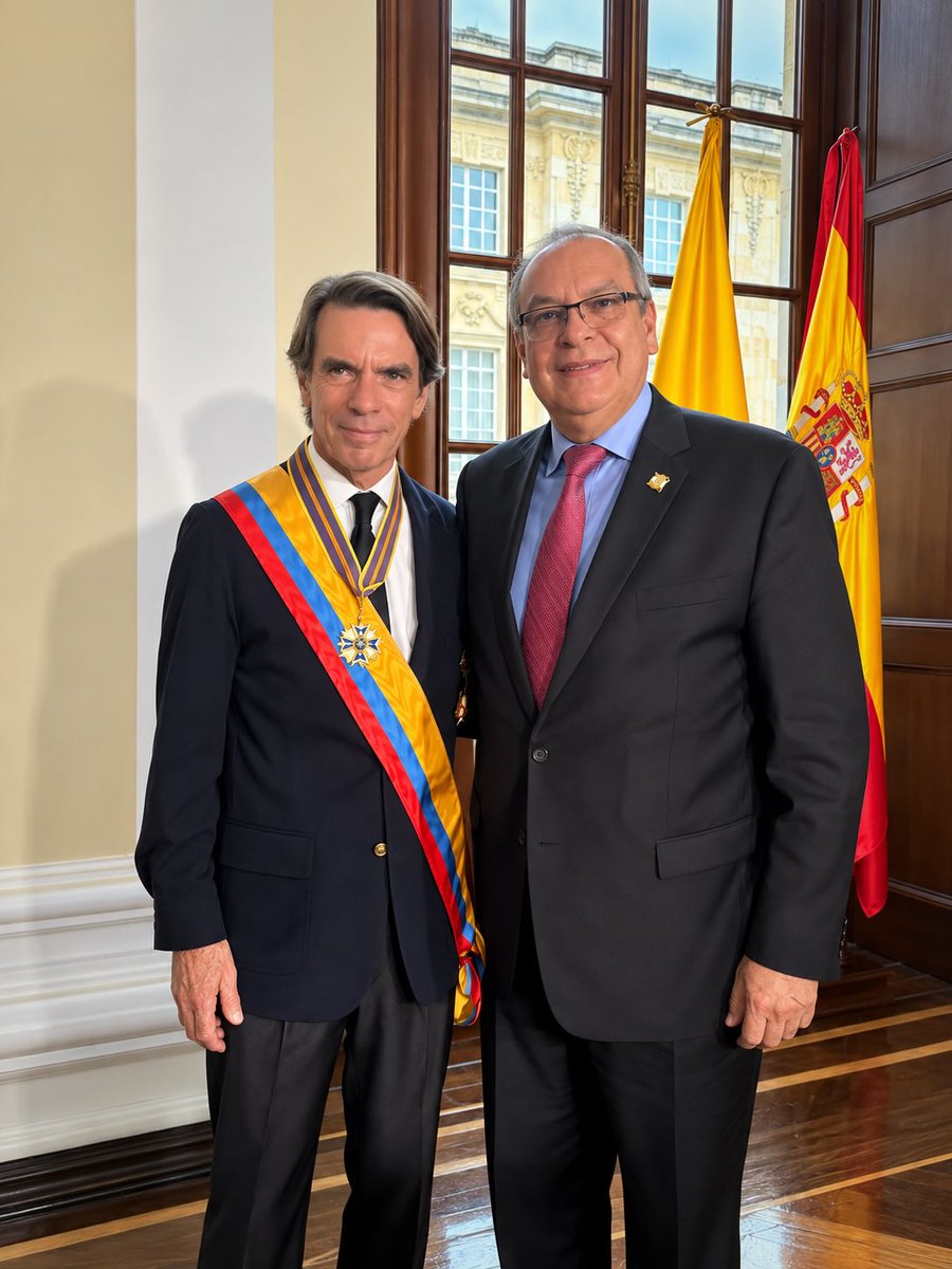 HRAMurciaL's tweet photo. Hoy tuve el honor de acompañar en el Congreso de la República la condecoración al expresidente español José María Aznar y saludar al expresidente @AndresPastrana_.

Un encuentro que reafirma los lazos históricos, diplomáticos y democráticos entre Colombia y España. 🇨🇴🇪🇸 https://t.co/87RI3nob9c