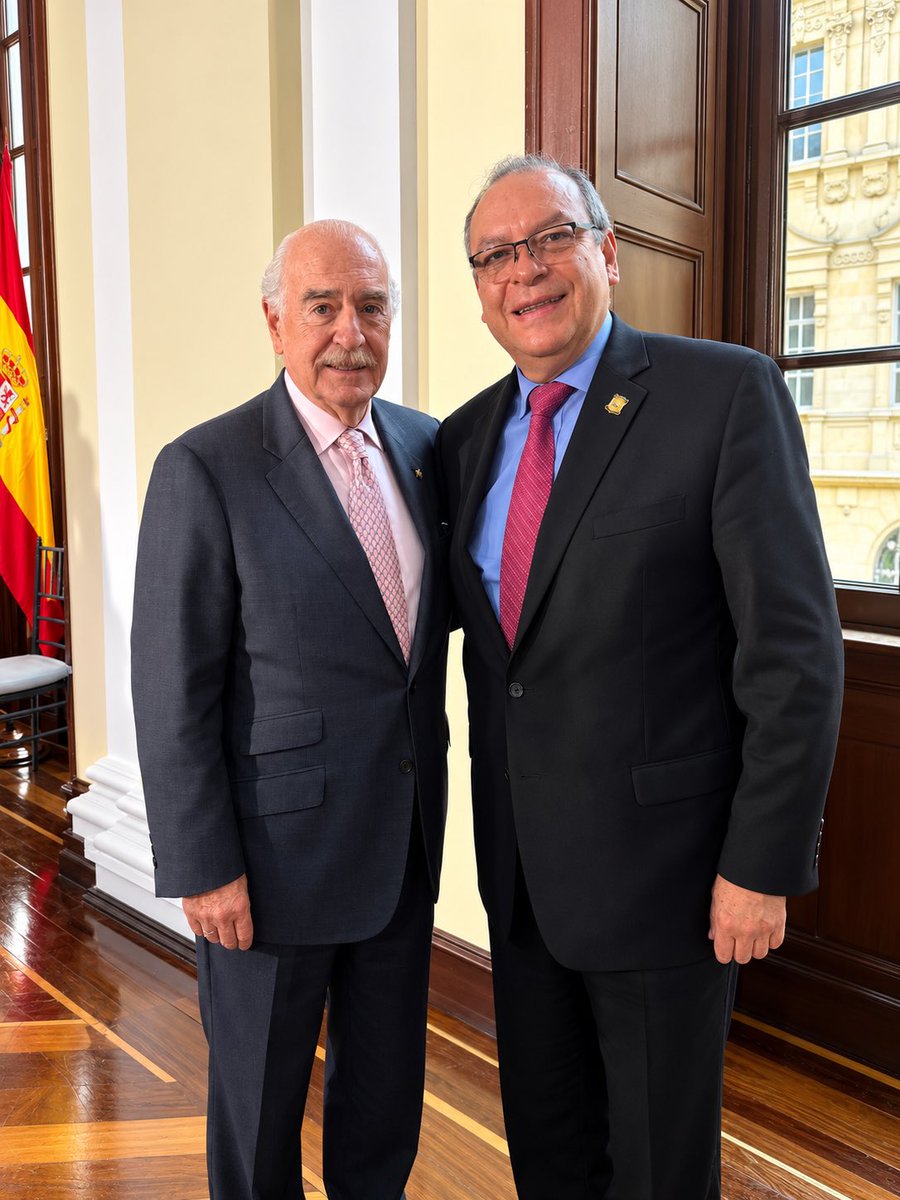 HRAMurciaL's tweet photo. Hoy tuve el honor de acompañar en el Congreso de la República la condecoración al expresidente español José María Aznar y saludar al expresidente @AndresPastrana_.

Un encuentro que reafirma los lazos históricos, diplomáticos y democráticos entre Colombia y España. 🇨🇴🇪🇸 https://t.co/87RI3nob9c