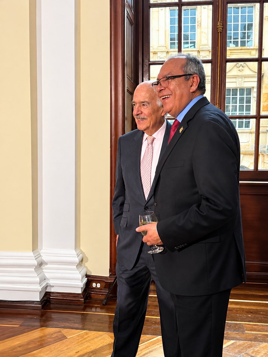 HRAMurciaL's tweet photo. Hoy tuve el honor de acompañar en el Congreso de la República la condecoración al expresidente español José María Aznar y saludar al expresidente @AndresPastrana_.

Un encuentro que reafirma los lazos históricos, diplomáticos y democráticos entre Colombia y España. 🇨🇴🇪🇸 https://t.co/87RI3nob9c