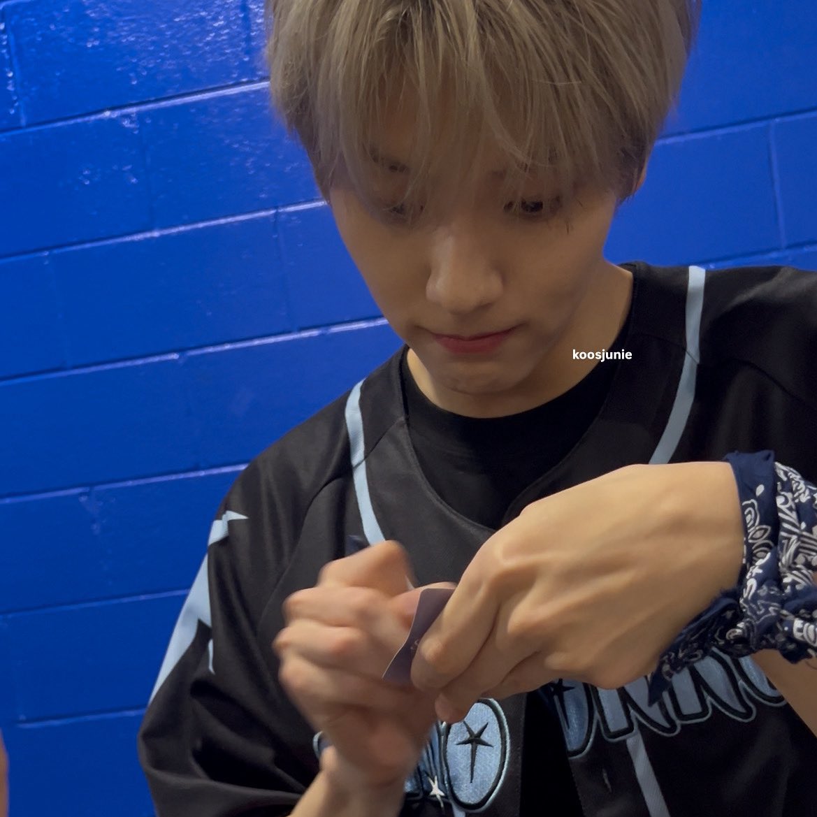 koosjunie's tweet photo. when soobin bent the fuck out of my photocard because he was working so hard and to this day it’s still a little creased and bent but i call it the Soobin Special https://t.co/urUYbXT8Q0
