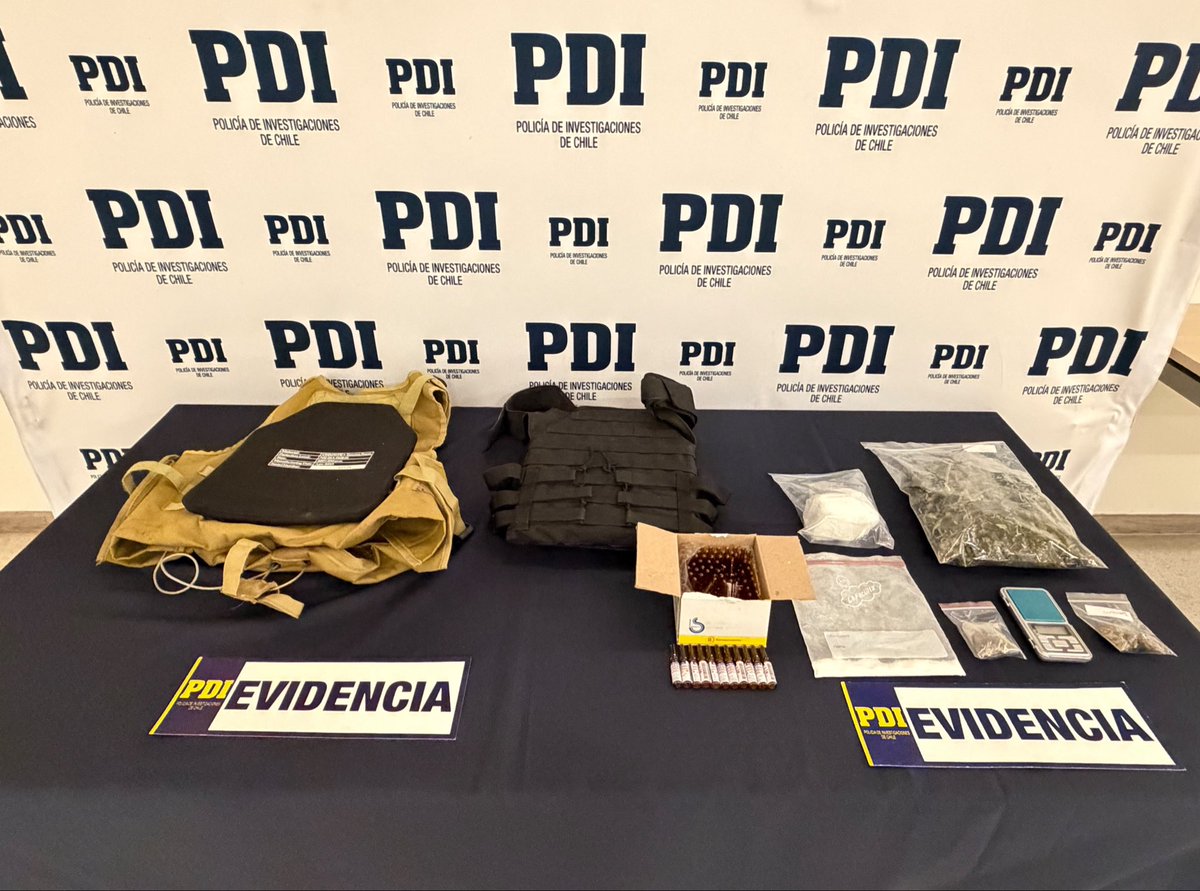 PDI_LosLagos's tweet photo. ⭕️ Detectives de la Prefectura Osorno detuvieron a dos personas por delitos asociados a la Ley 20.000 de drogas, incautando más de 1 millón de pesos en cannabis y clorhidrato de cocaína. Junto con ello se encontraron dos chalecos antibalas y frascos con morfina. https://t.co/MSl48870aH