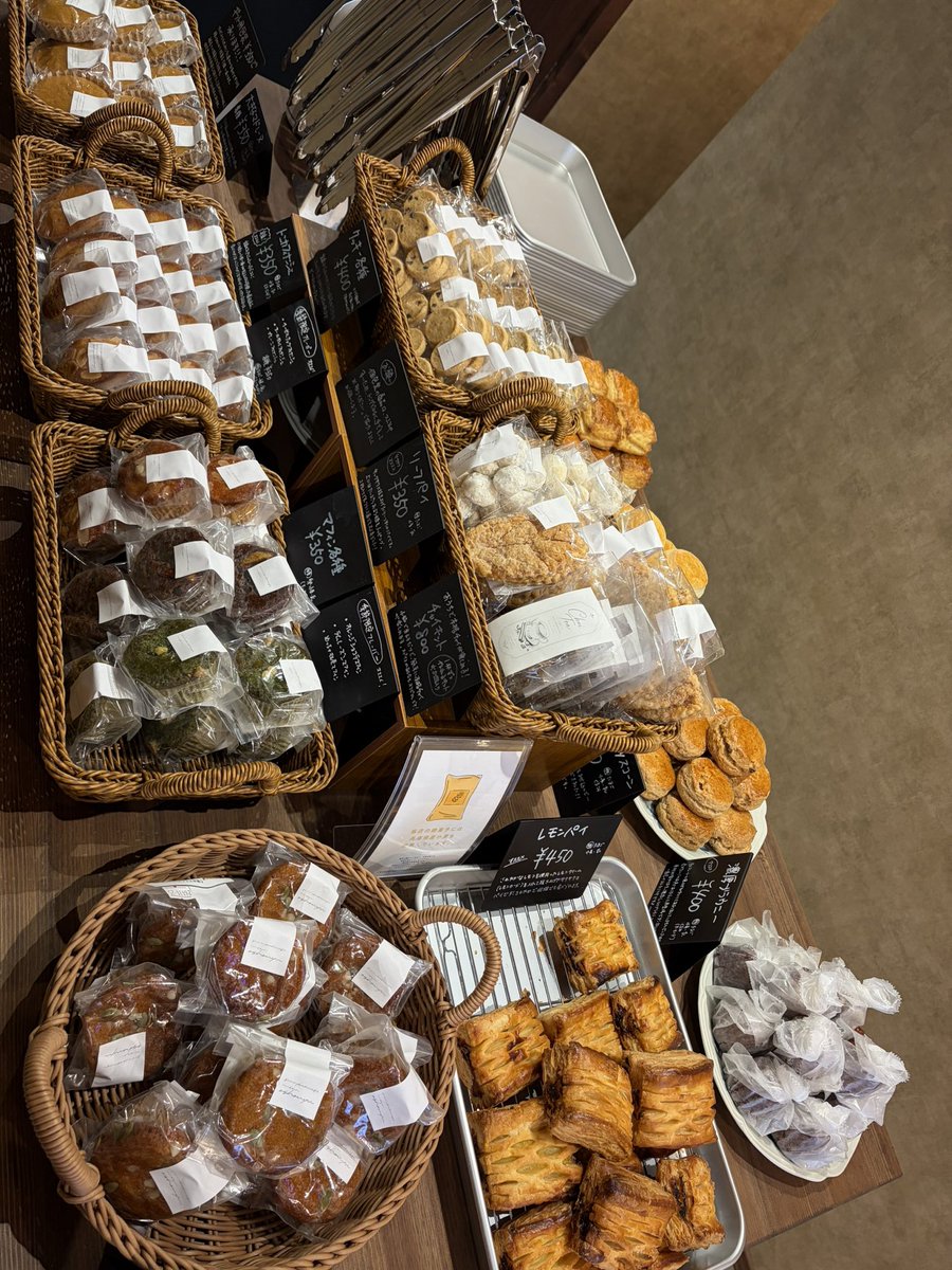 funnybakecafe's tweet photo. レモンパイが、本日のおすすめです！ https://t.co/L2z4odeRGN