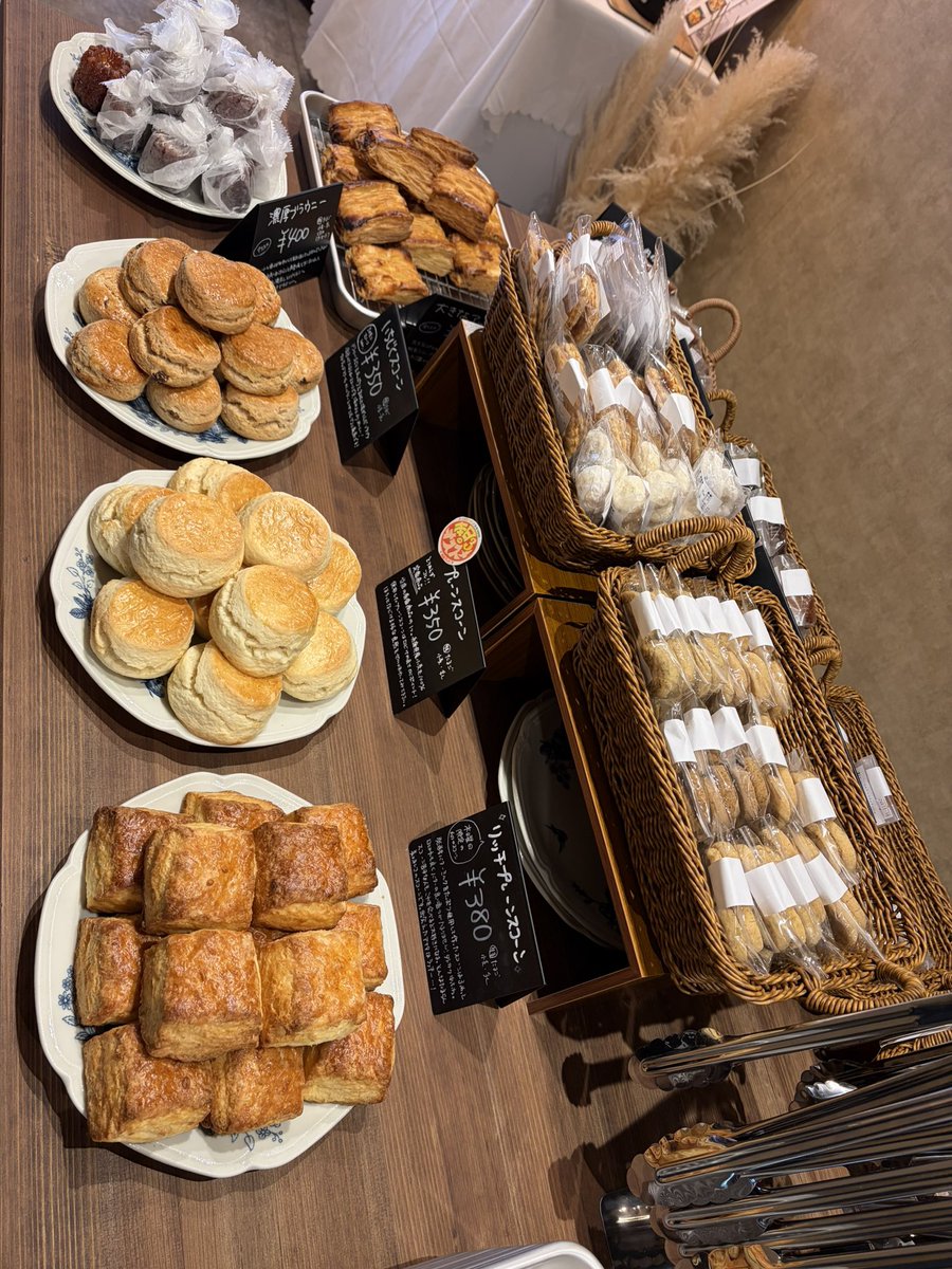 funnybakecafe's tweet photo. レモンパイが、本日のおすすめです！ https://t.co/L2z4odeRGN