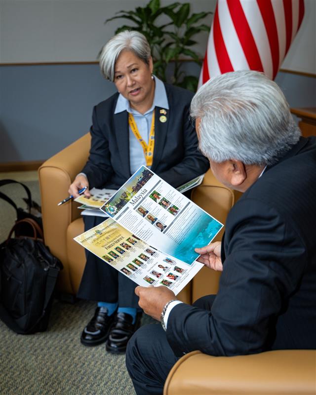 APCSS's tweet photo. The Malaysian Ministry of Foreign Affairs (MFA) welcomed DKI APCSS Director Suzy Vares-Lum and members of the Center team for a meeting with Secretary General Tan Sri Amran Mohamed Zin, an alumnus of the Advanced Security Cooperation Course 11-2.
The Secretary General reflected on his enriching experience at DKI APCSS and highlighted the remarkable number of Center alumni who have risen to senior levels within the MFA, including ambassadors serving in key posts around the globe. Their shared Center fellowship—and the distinctive golden lanyard—reflects the enduring strength of the DKI APCSS alumni network.
The meeting also highlighted continuing opportunities to strengthen the Malaysian MFA–DKI APCSS partnership by bringing more emerging leaders to the Center and supporting regional security and prosperity.
@MalaysiaMFA