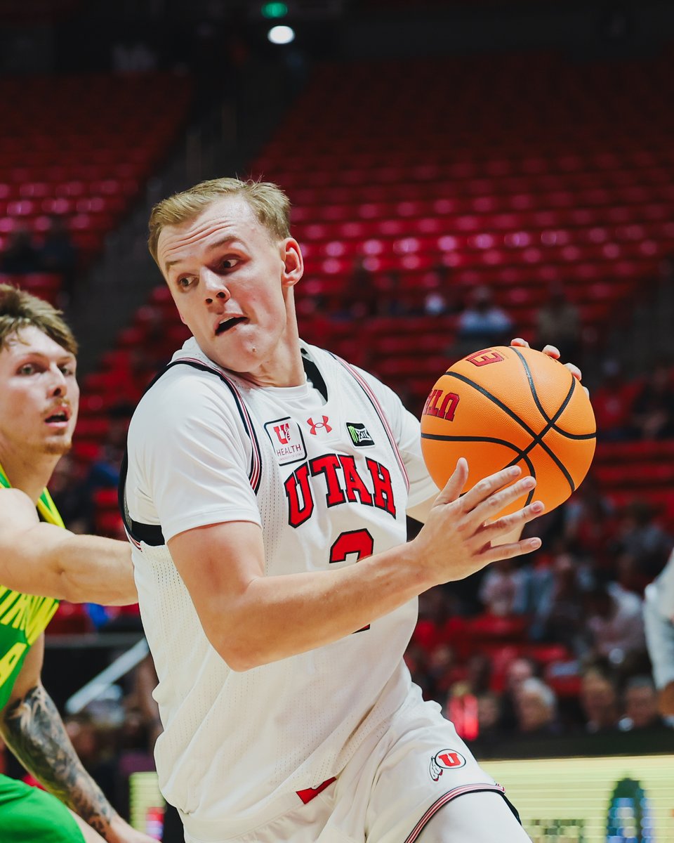 UtahMBB's tweet photo. Feels good to be back home 🏠

1H  |  10:09  |  Utah 15, Oregon 21

#GoUtes https://t.co/iaNJWnTxm3