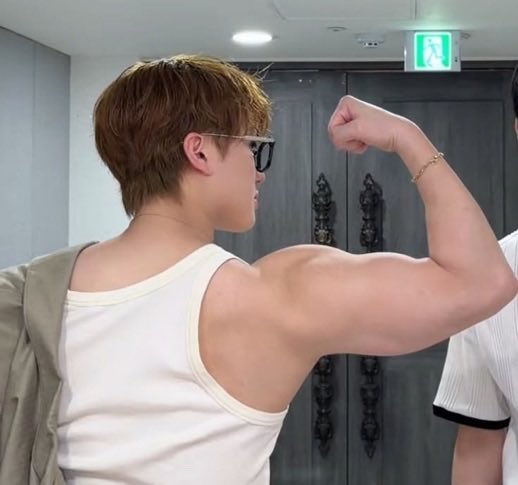 Quokkao's tweet photo. changbin my muscles 

I VOTE FOR #StrayKids for #2026MAMAVOTE https://t.co/cCdpHejPLv