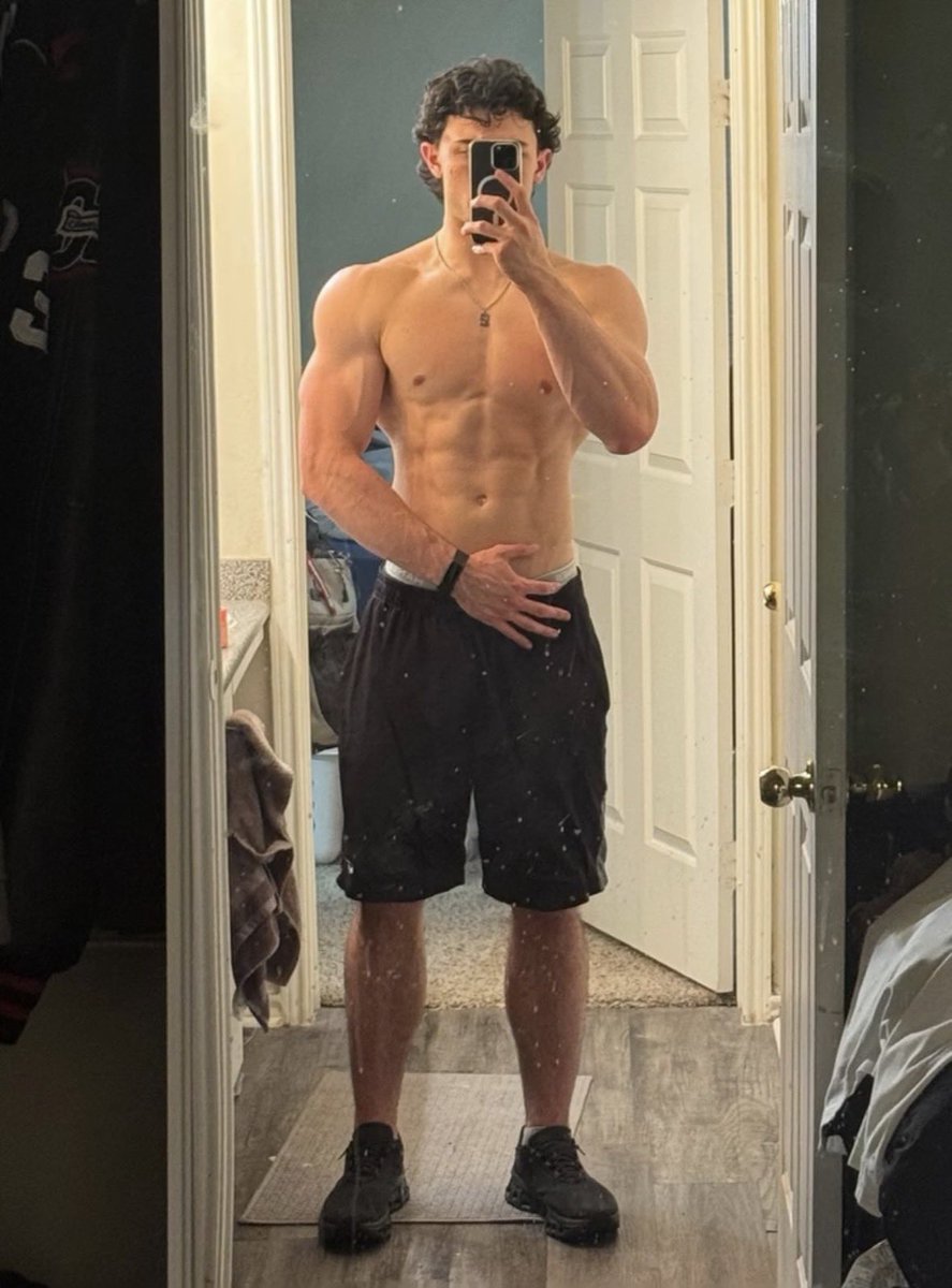 JakeGainzz's tweet photo. do you guys like my shoulders? 

#gymbro #frat #college #alpha https://t.co/XJOlWe8tGH