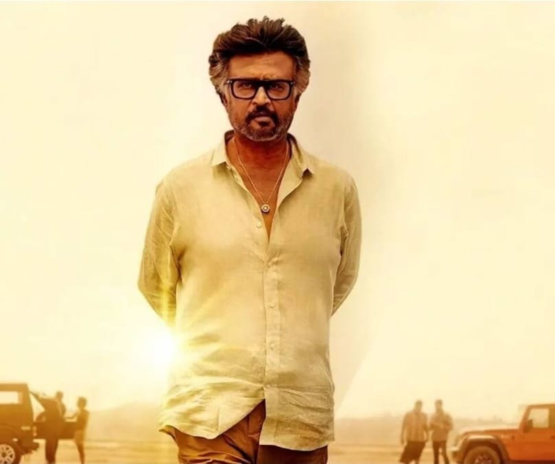 MaruthuAlaguraj's tweet photo. #முத்துவேல்
#பாண்டியன்

மந்திரிகளை
வைத்து 
அழாமல்

மக்களை 
தி(மி)ரள வைத்து

நிஜமான 
ஜனநாயகன்  தானே 
என்பதை

தெளிவு படுத்தி இருக்கிறார்
ஜெயிலர்-2

நடை உடை 
பாவனை

அந்த
கண்ணாடி

குறிப்பாக 

"ஐம்பது வருசமா எத்தனையோ 
தடவை 
என்னைய முடிக்கப் பார்த்தாங்க" 
என்னும் 

தியேட்டரையே 
அதிரவைக்கும்
அந்த ஒற்றை வரி
வசனம் 

யாவுக்கும் 
மேலாக 

"முத்துவேல் 
பாண்டியன்" 
எனும் 

கதாபாத்திரத்தின்  
கம்பீரப் பெயர்  

எல்லாமும் 
"முத்துவேல் 
கருணாநிதி
ஸடாலினையே" 

நொடிக்கு 
நொடி 
கண்முன்
நிறுத்துகிறது.. 

ஆம்

உச்சத்தை 
தொட்டவனோ 

அதை 
விட்டவனோ 
இல்லை 

இன்றும் 

என்றும் 

நானே உச்சம் 
என்பதை 

அலட்டாமல்
சொல்லி இருக்கும் 
சூப்பர் ஸ்டார்... 

கூடவே 

விசில் கம்பெனியின்
தலையில் தட்டி

மெளனமாக்கி 
இருக்கிறார் 

நம்ம 
பழைய 
கண்டக்டர்... 

#என்னநாஞ் #சொல்றது