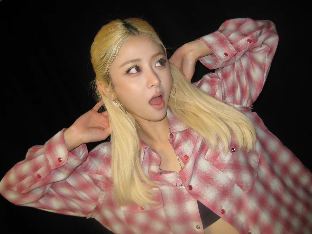 sunloverhuh's tweet photo. YUNJIN UPDATE IN HER FLANNEL LOOK YESSSS OMG https://t.co/v6MdbIioG1