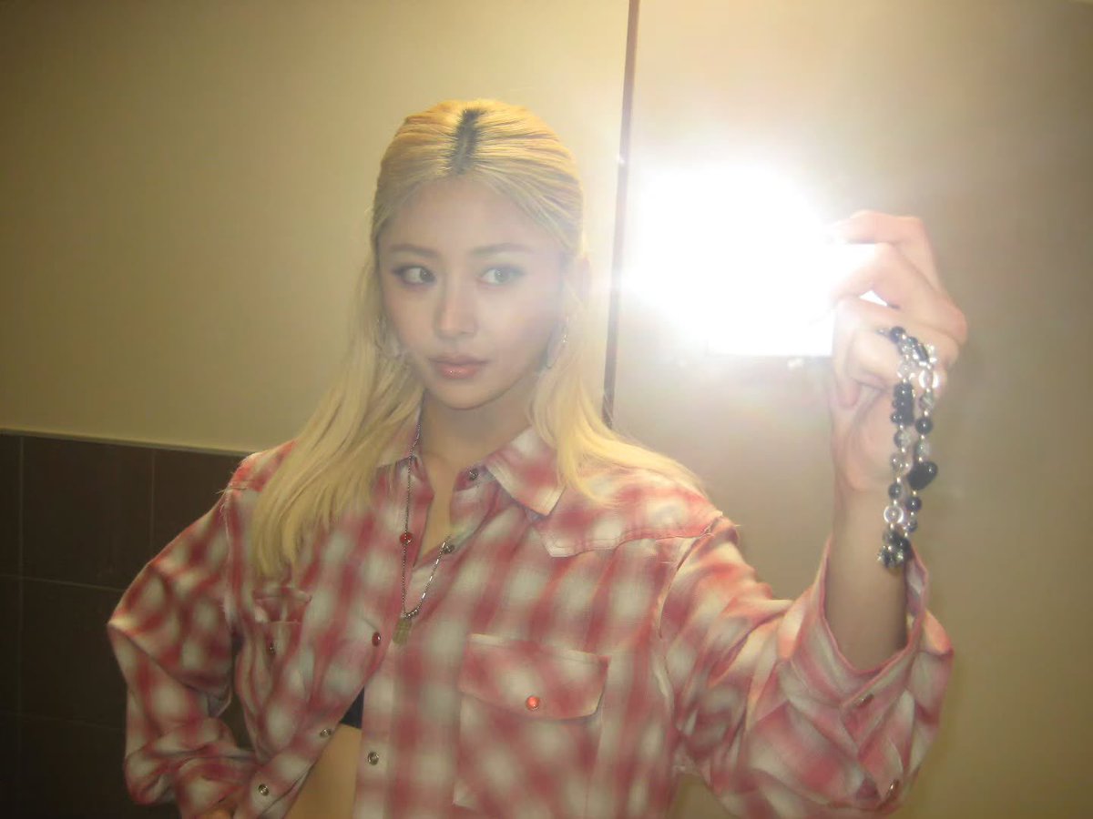 sunloverhuh's tweet photo. YUNJIN UPDATE IN HER FLANNEL LOOK YESSSS OMG https://t.co/v6MdbIioG1