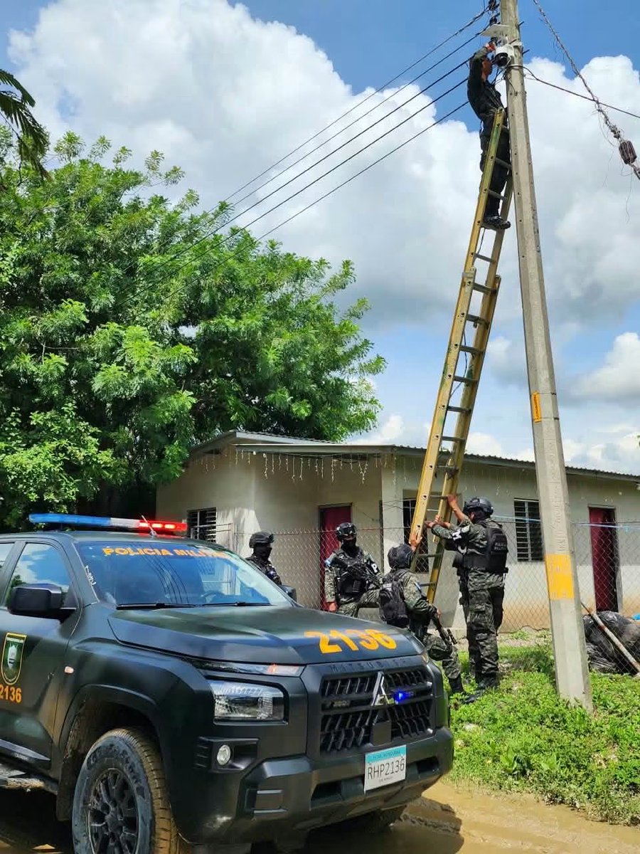 PMOPHN's tweet photo. #EscudoDeHonduras | PMOP retira cuatro cámaras de videovigilancia en Chamelecón

Las Fuerzas Armadas de Honduras a través de la Policía Militar del Orden Público (#3BPMOP), localizaron y retiraron cuatro cámaras de videovigilancia, junto con paneles solares y módulos de energía, instalados en postes de la vía pública en Chamelecón, San Pedro Sula, Cortés.

Estos dispositivos presuntamente eran utilizados por estructuras criminales y terroristas para vigilar distintos puntos del sector. Los equipos fueron remitidos a la URD de la PMOP como evidencia para las diligencias correspondientes conforme a ley.

Las #FFAAHN continúan desarrollando operaciones para contrarrestar las actividades criminales y fortalecer la seguridad de la población hondureña.

#PMOPHN #SeguridadHN