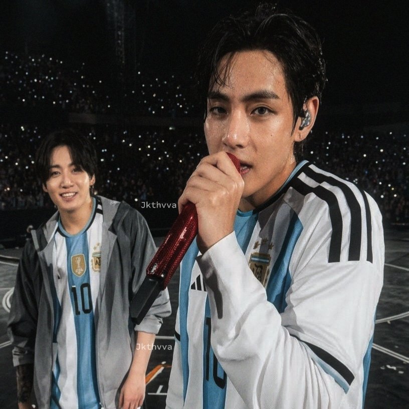 Jkthvva's tweet photo. TAEKOOK IN MESSI’S ARGENTINA JERSEY 😭😭😭 https://t.co/zFjLpg0AtU
