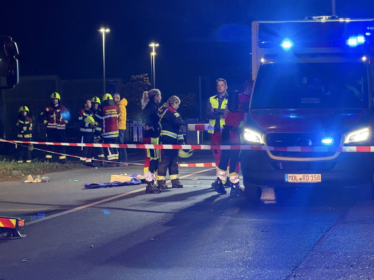 PolReporter's tweet photo. #Birkenstein #Hoenow #MOL - Schwerer Verkehrsunfall fordert ein Todesopfer, Fußgänger/in von Pkw erfasst, Fahrzeug flüchtig https://t.co/3t9qP2sDI7