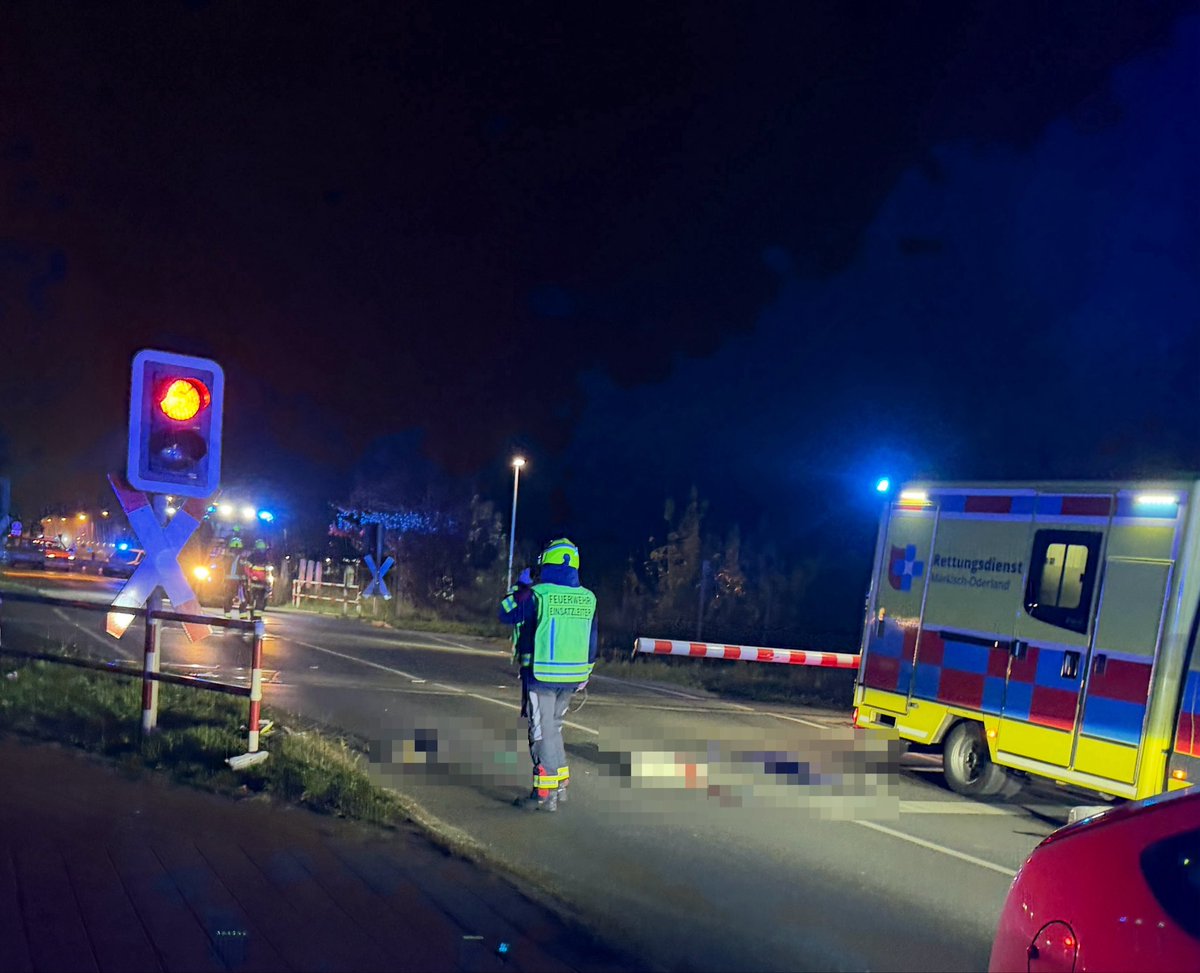 PolReporter's tweet photo. #Birkenstein #Hoenow #MOL - Schwerer Verkehrsunfall fordert ein Todesopfer, Fußgänger/in von Pkw erfasst, Fahrzeug flüchtig https://t.co/3t9qP2sDI7