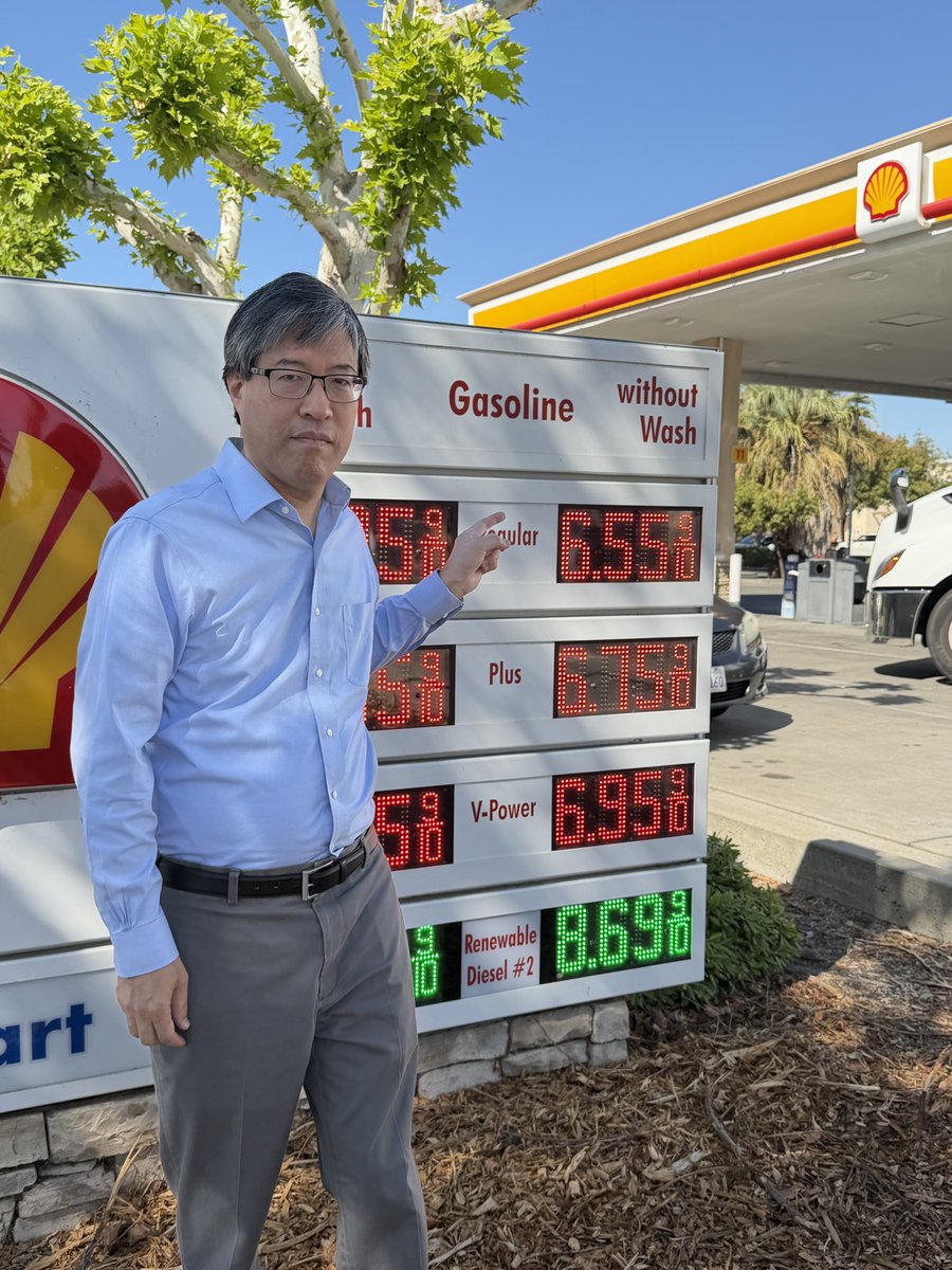KevinKileyCA's tweet photo. This photo is not AI. Richard Pan is literally posing with his handiwork.

Pan cast the deciding vote that has more than doubled the gas tax. 

Even with Californians paying $2 above the national average he said: “I do not regret my vote.” https://t.co/LyeSYeb2qp