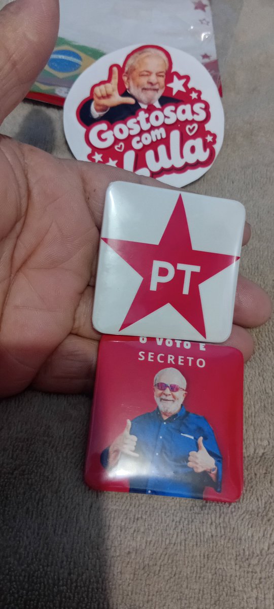 Haidevidalonga's tweet photo. @RossiniMac63503 Chegou meu ima de geladeira 
Meu broxi pra mim coloca é i vota no lula vou de chapel vermelho Busa com o rosinha do lula to tao feliz 
Abg lula por tanto que fez por nos , é a de fazer muito mais 
Lula o melhor presidente do Brasl 
Bora lula 13 https://t.co/JqEWsiOIcy