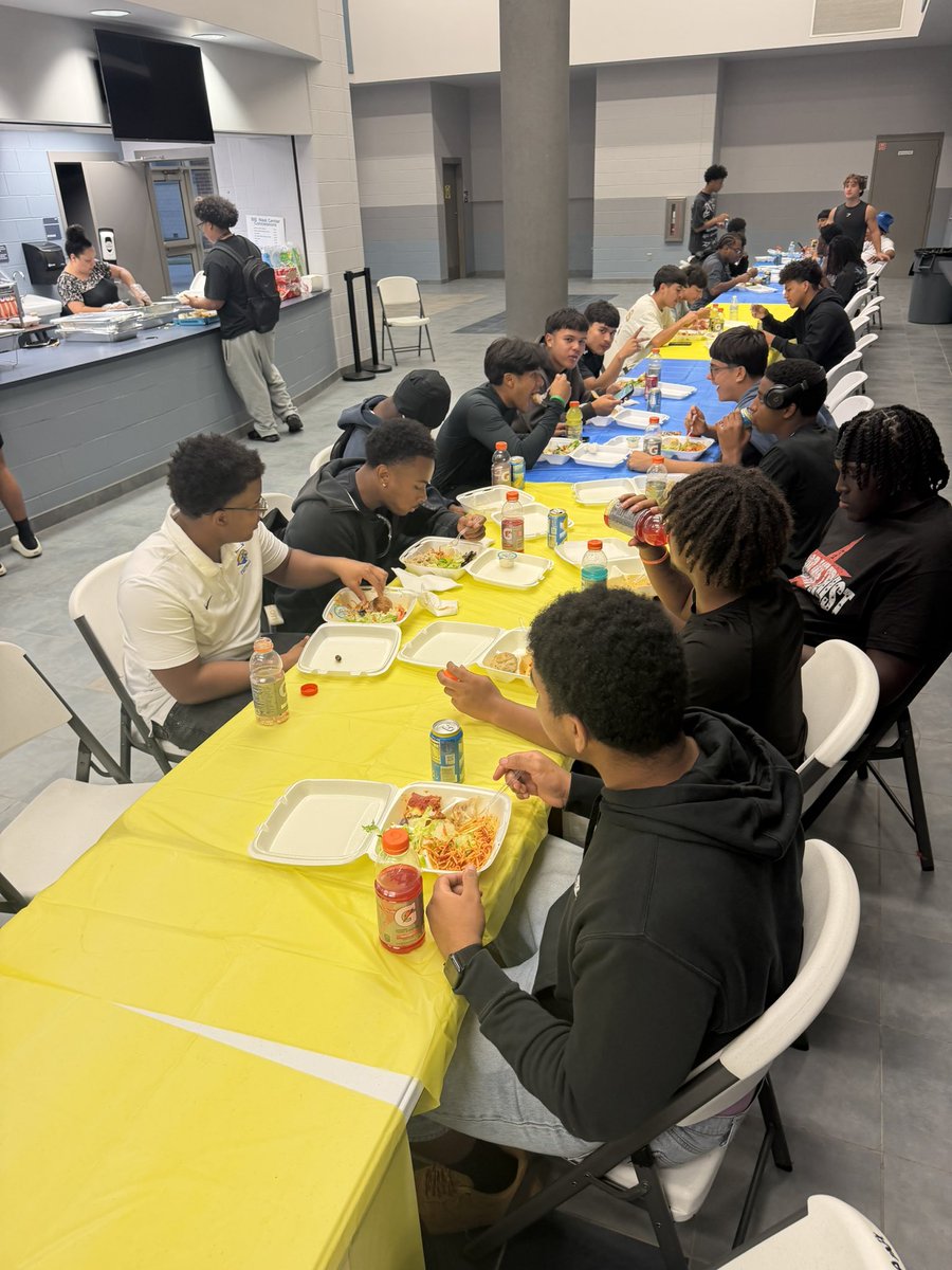 CHSFalcons_FB's tweet photo. A huge thank you to our amazing parents for providing team dinner for our student-athletes tonight! We are beyond grateful for your continued love, support, and dedication to our football program. We appreciate you more than words can express! ❤️🏈 #FalconFamily https://t.co/UNQxG1ouAd