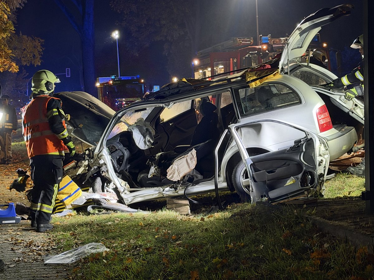 PolReporter's tweet photo. #Blumberg #B158 #BAR - VU, Pkw gegen Baum, Fahrer eingeklemmt und schwer verletzt, Rettungshubschrauber im Einsatz https://t.co/dXJ4x58UDh