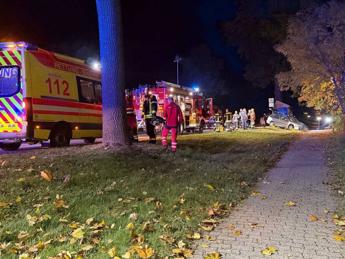 PolReporter's tweet photo. #Blumberg #B158 #BAR - VU, Pkw gegen Baum, Fahrer eingeklemmt und schwer verletzt, Rettungshubschrauber im Einsatz https://t.co/dXJ4x58UDh