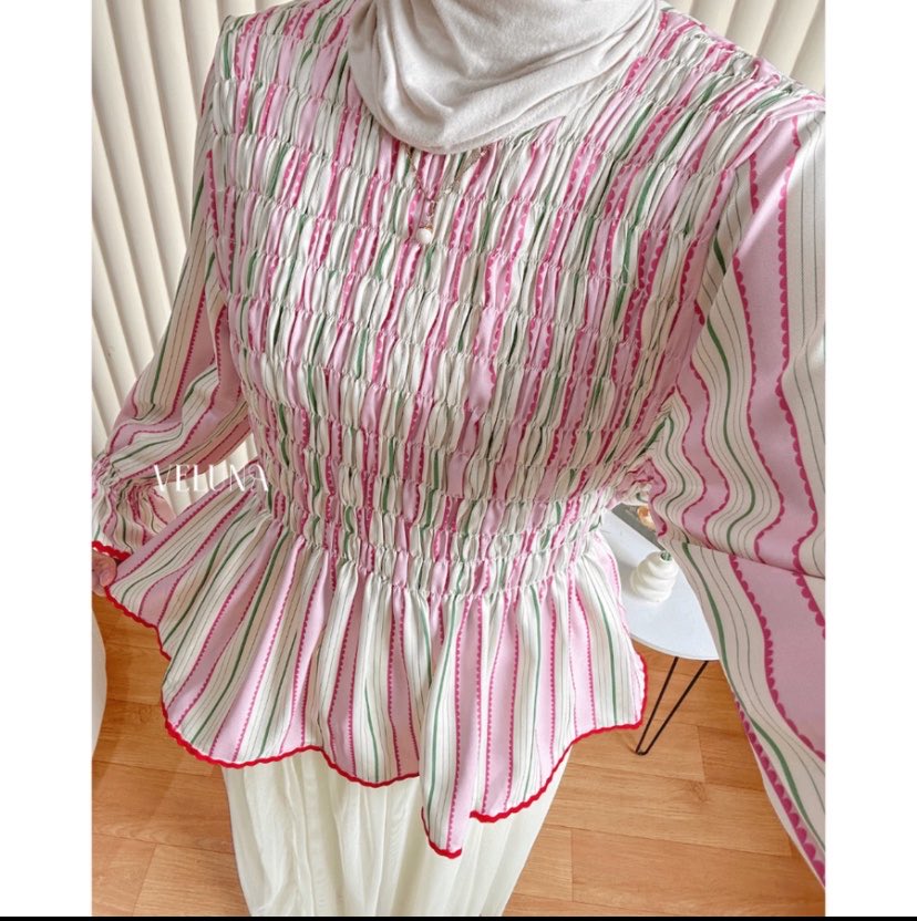 secretelyovff's tweet photo. spill item kedua dari Veluna, modelnya gemas banget! 🥹 detail kerutan dan potongan bawahnya bikin blouse ini kelihatan manis, cocok buat outfit jalan-jalan sampai acara santai. 

https://t.co/oRh3VQffUM https://t.co/Yiuq6XEmcN