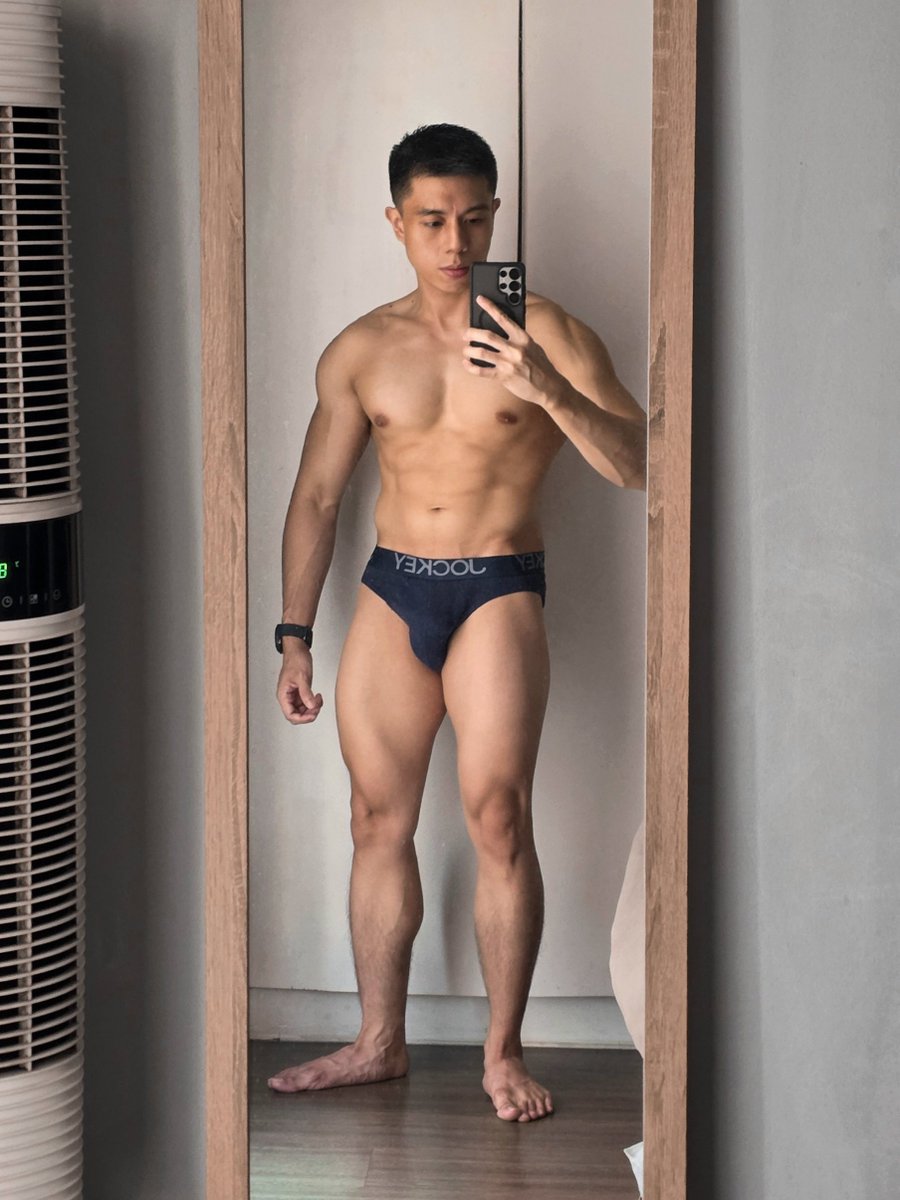 CharlesDuante's tweet photo. i've been trying to work on my legs because they used to be skinny, but now they just look fat lol. ugh i want super toned legs. https://t.co/AYg77kelR8