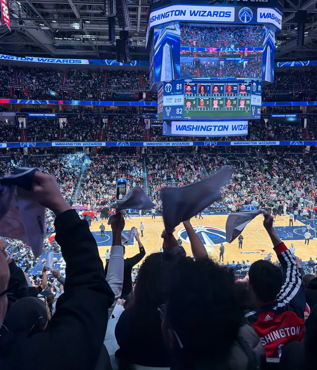 WizardsMuse1's tweet photo. THE WIZARDS HAVEN'T HAD THIS TYPE OF CROWD IN A DECADE

CAPITAL ONE IS JUMPING

DC BASKETBALL IS BACK ‼️‼️ https://t.co/XQeEJPTXNy