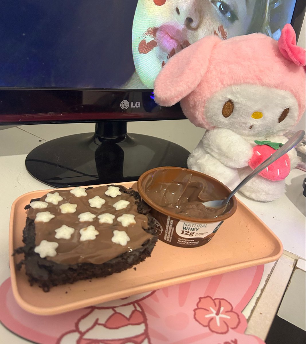 cha_verde's tweet photo. bolinho fit + iogurte chocolatudo hmmmm https://t.co/R0AhLZoQ7W
