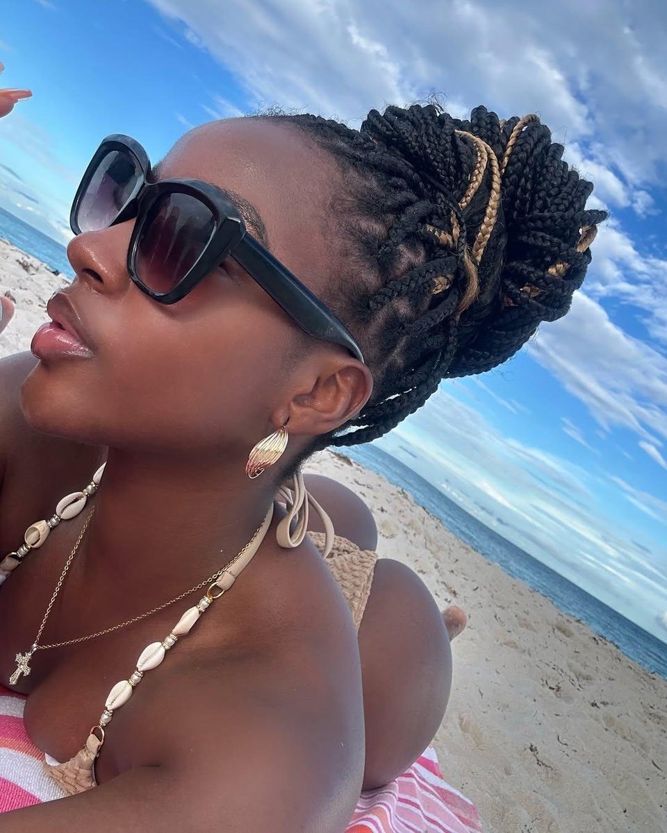 Chopkissmk's tweet photo. ⛱️ ☂️ 🏖 🌊 https://t.co/28vct7lGyA