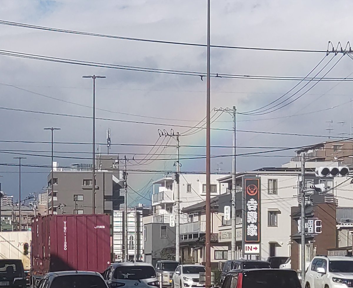 tokisora68's tweet photo. 出勤途中で虹
ここから少し濃くなって太くなってた https://t.co/k1xa8Oy0Zr