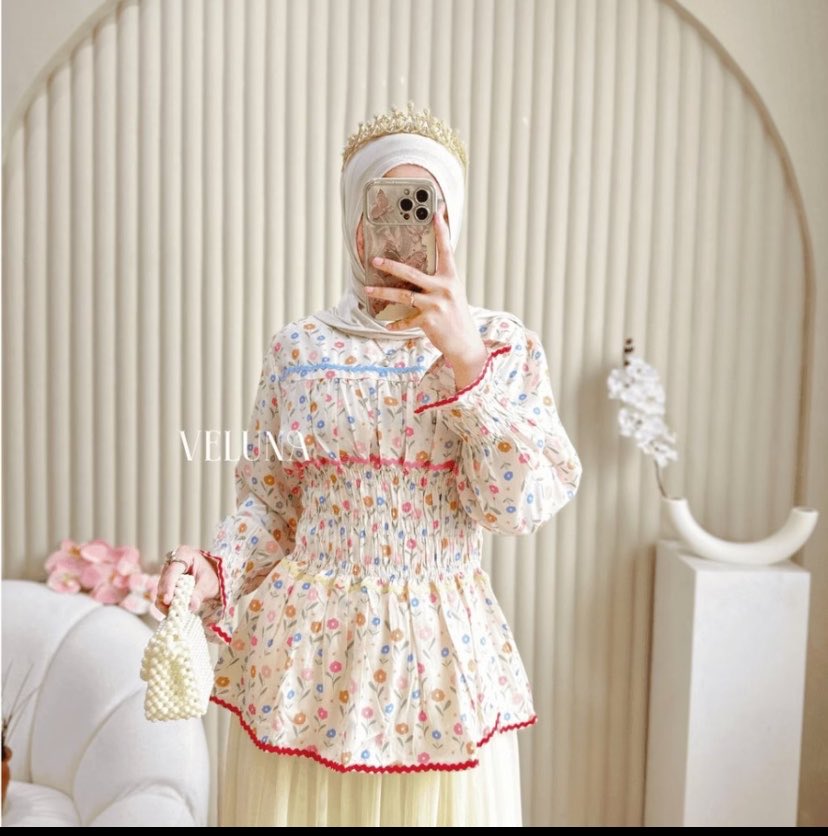 secretelyovff's tweet photo. kalau kamu suka blouse dengan motif yang cantik, coba lihat item ketiga ini! 🌷 modelnya feminin dengan aksen renda yang bikin penampilan makin kece tanpa perlu banyak aksesoris

https://t.co/cE7KFaSVyv https://t.co/kTe5FcuMUY