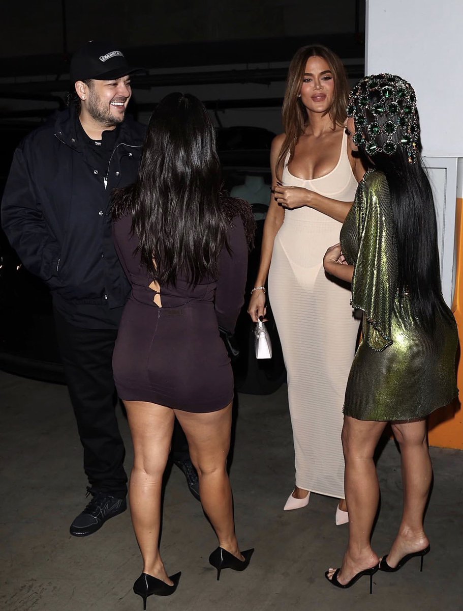laahlaah2023's tweet photo. This makes me so happy. The OGs together in one frame 😍😍😍. Kourtney, Kim, Khloe and Rob. This is my favorite celebrity family y’all. My favorite siblings 🥰🥰🥰 https://t.co/nUYlQcL9Mk
