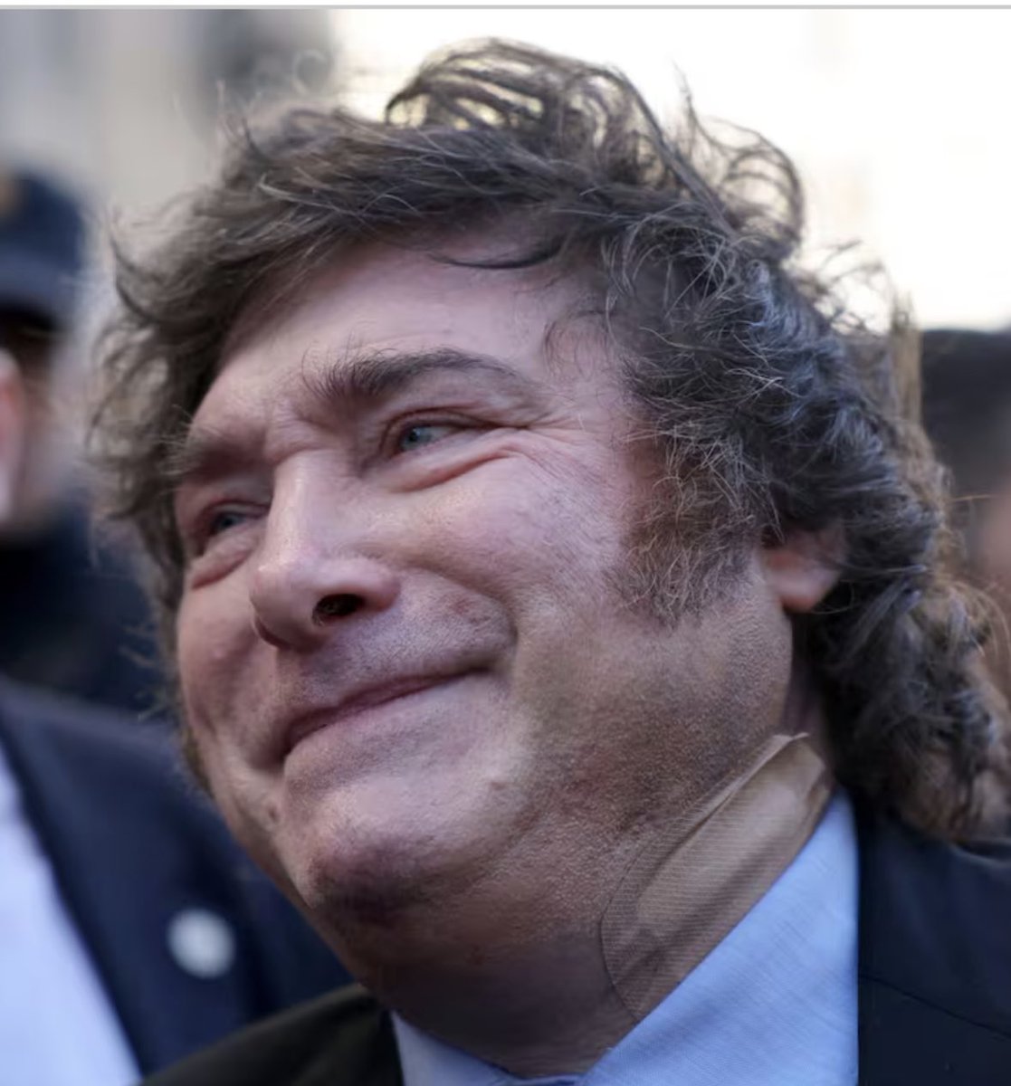 feraggio1974's tweet photo. Porque esta es su imagen, por eso pone la cámara alta, altísima…para evitar que se le vea la papada. Que se puede esperar de un tipo que no se banca su cuerpo y su aspecto. No se banca a él mismo….va a bancar y/o querer a alguien? A su país? https://t.co/k7rQCmbTRK