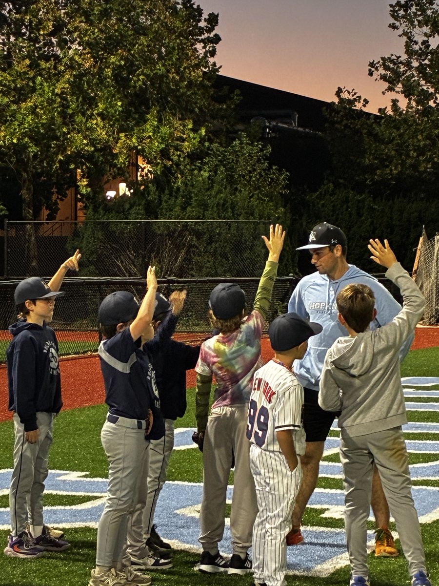 JHUBaseball's tweet photo. 𝗠𝗔𝗞𝗜𝗡𝗚 𝗔 𝗗𝗜𝗙𝗙𝗘𝗥𝗘𝗡𝗖𝗘 🫡

Amazing clinic tonight with Roland Park Little League ‼️

Thank you Coach Saltzberg for organizing an incredible program ‼️

#GoHop https://t.co/9sjxToeYOd