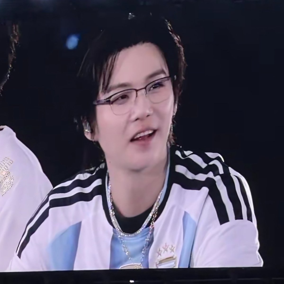 iyoonthv's tweet photo. LO BONITO QUE SE VE YOONGI CON LA CAMISETA DE ARGENTINA Y LENTES?? 😭 https://t.co/CmWIwocEdI