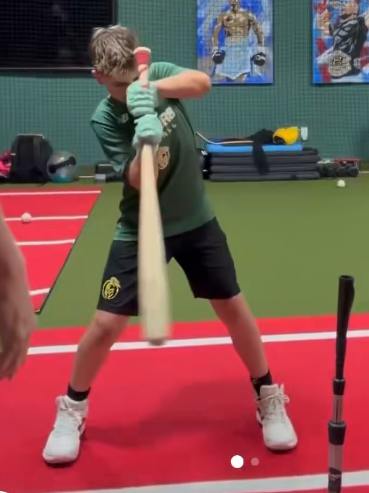 TYO_TEX's tweet photo. @shegone03 @Teacherman1986 How does he teach to compensate for lack of reach on outside pitches while doing this?

I get that being tall helps, but I'm genuinely curious because it looks like he's purposely shortening and locking in the lever before the swing even starts. 

Tough to get length from here: https://t.co/YYoE9oaola