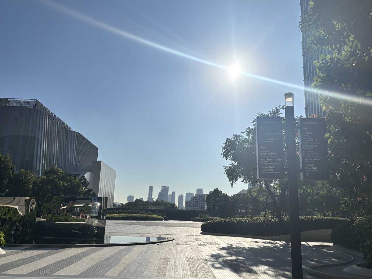 imfaiidsy's tweet photo. Good Morning naka., — เช้านี้ที่ One Bangkok แดดเปรี้ยง! 🌤️🤣

ขอให้วันนี้เป็นวันที่ดีของทุกคนน้าาา วันนี้และทั้งอาทิตย์นี้ ฝ้ายขอให้ทุกคนพบเจอแต่ความโชคดีและได้รับคำชม/สิ่งดีๆ เหมือนที่ฝ้ายพบเจอมาในอาทิตย์นี้นะคะ ขอส่งต่อพลังงานบวกให้ทุกคนน้า🩷☘️✨ https://t.co/UtzEHf0weC